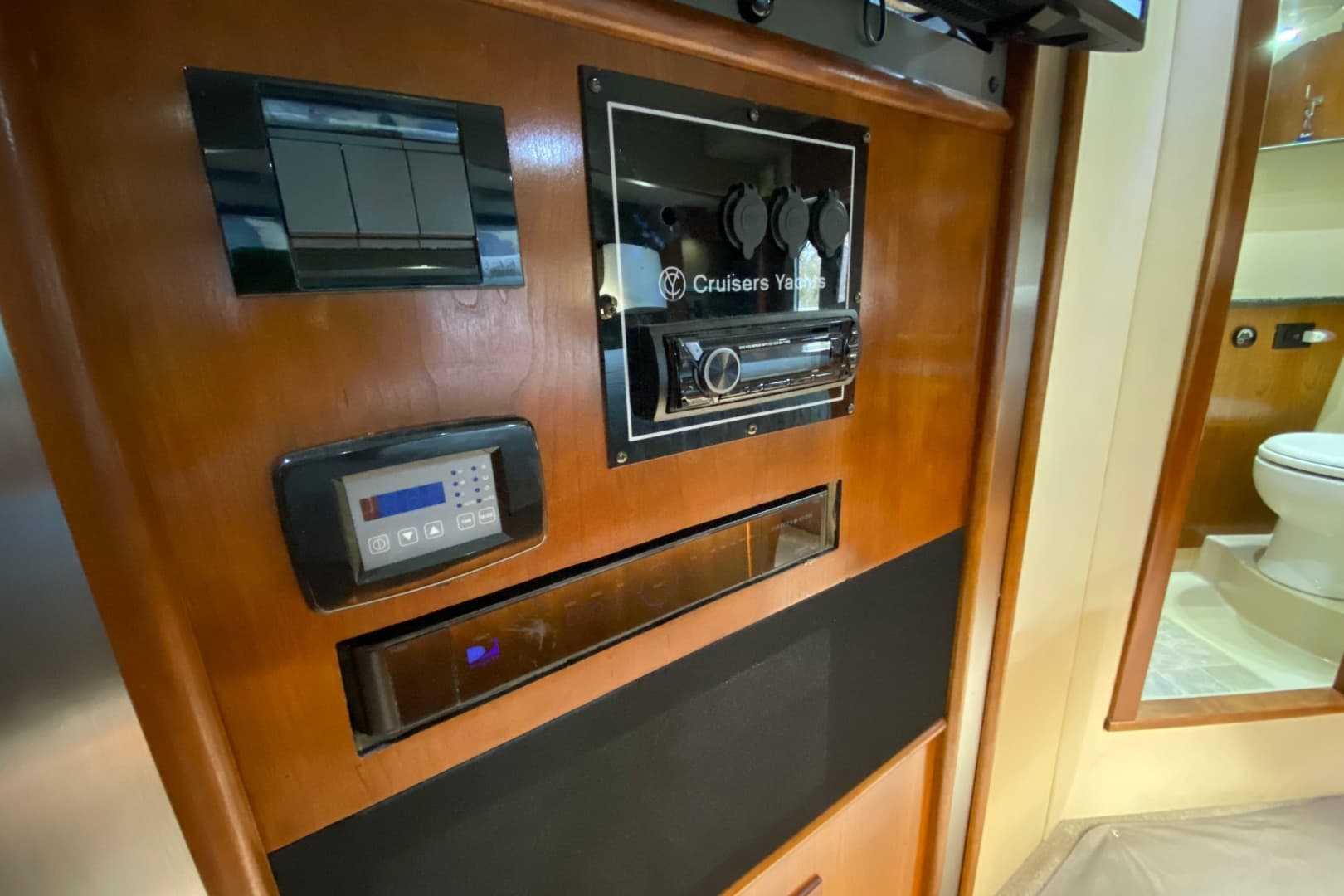 2006 Cruisers Yachts 520 Express
