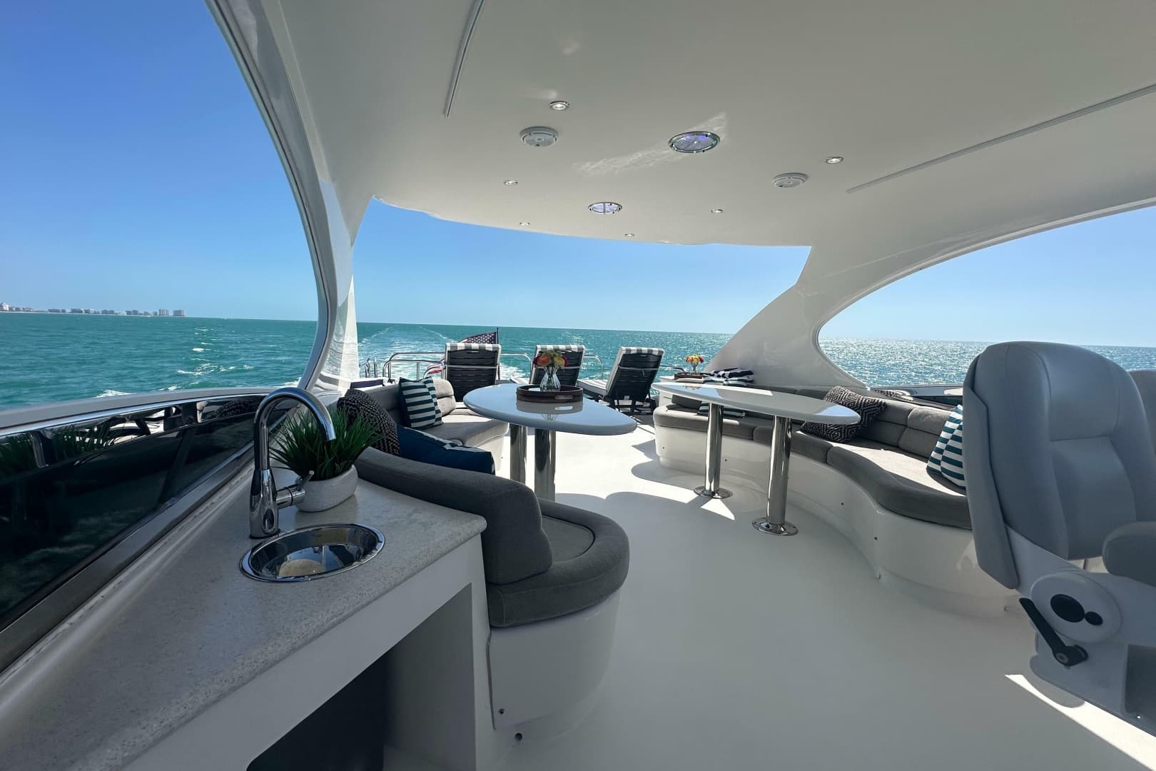 2006 Lazzara Yachts 68 Motoryacht