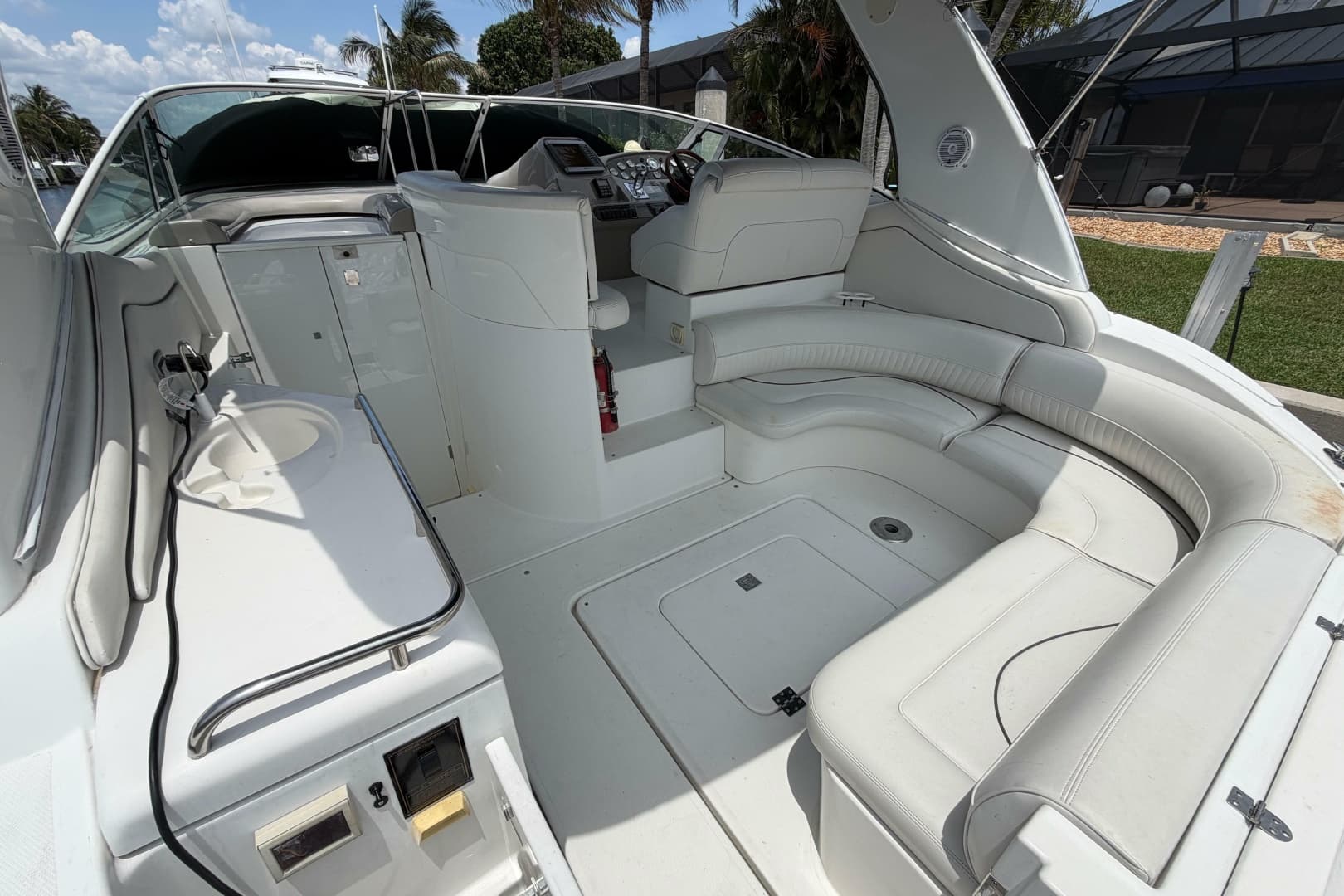 2001 Cruisers Yachts 3672 Express