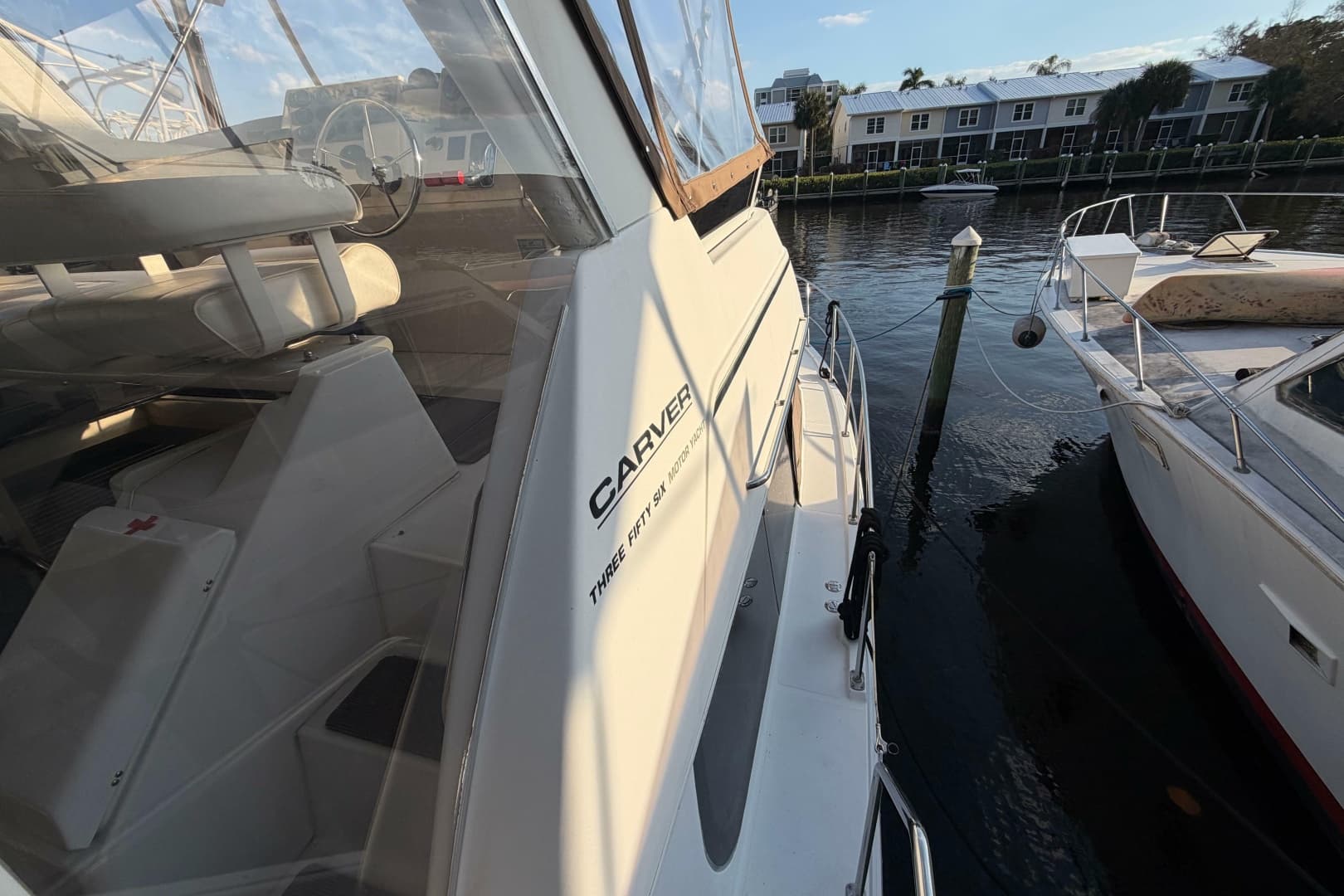 2000 Carver 356 Aft Cabin Motor Yacht