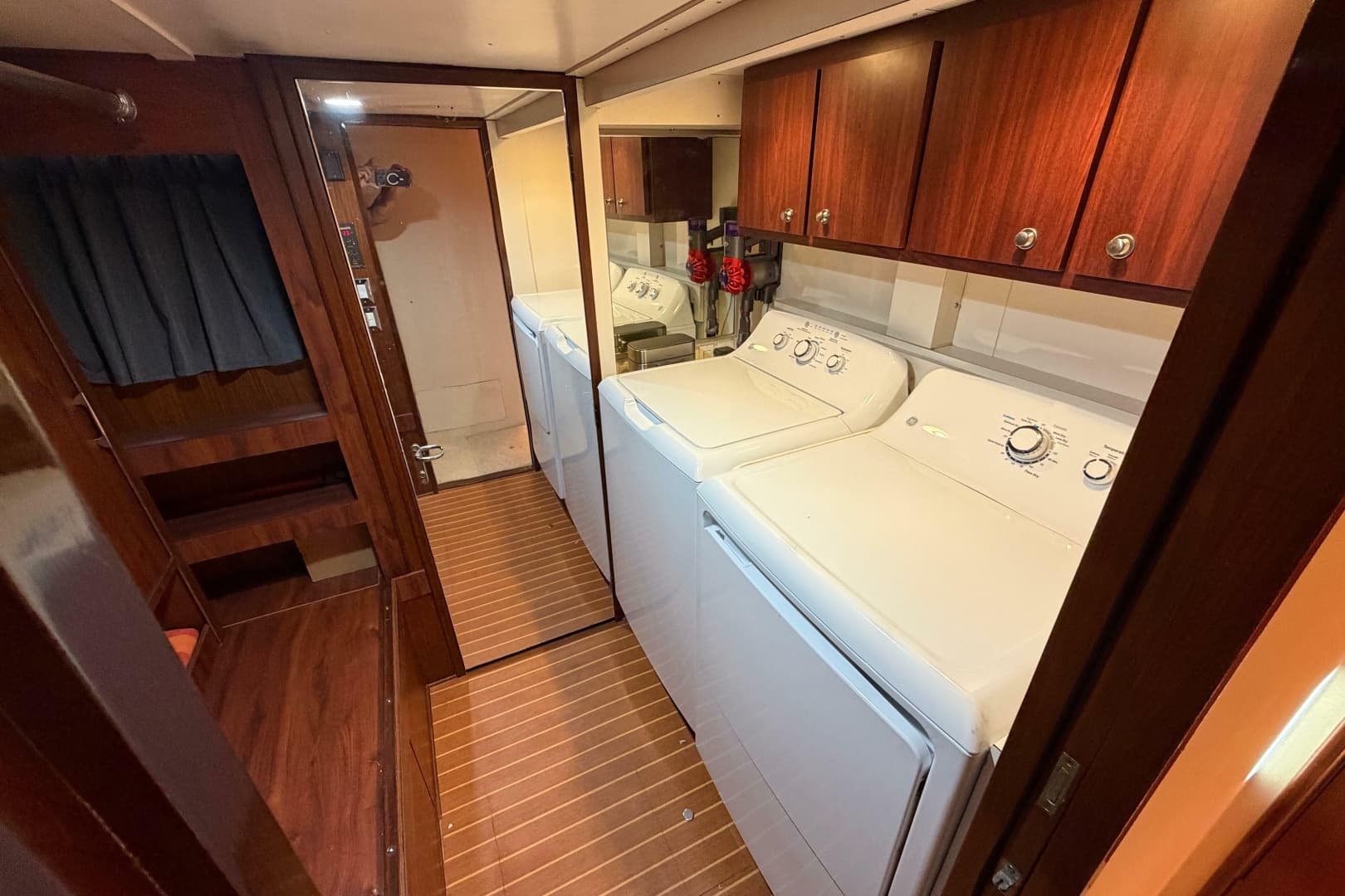 1991 Hatteras 70 Cockpit Motor Yacht