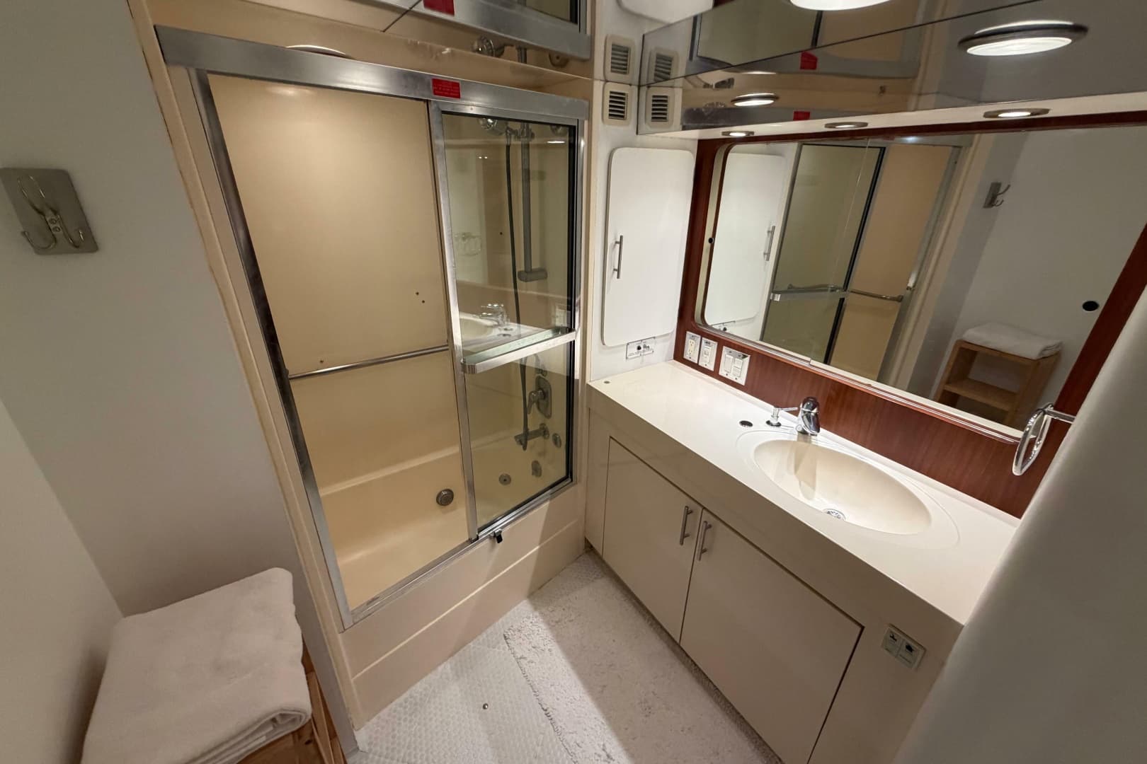 1991 Hatteras 70 Cockpit Motor Yacht