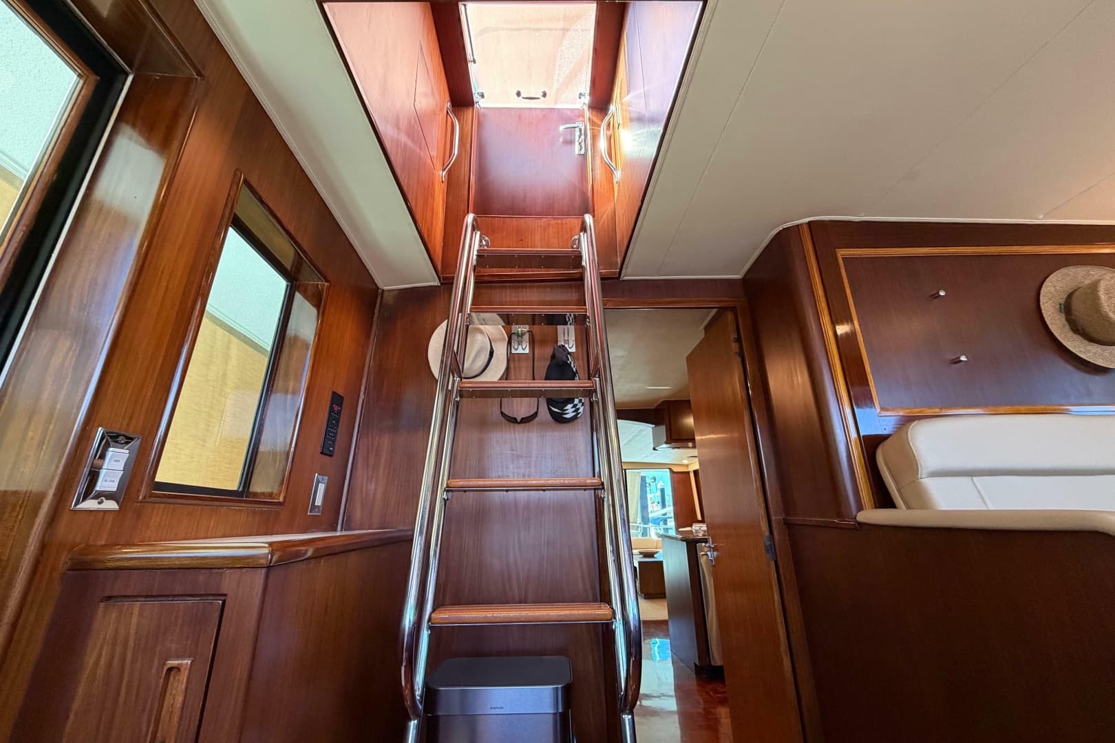 1991 Hatteras 70 Cockpit Motor Yacht