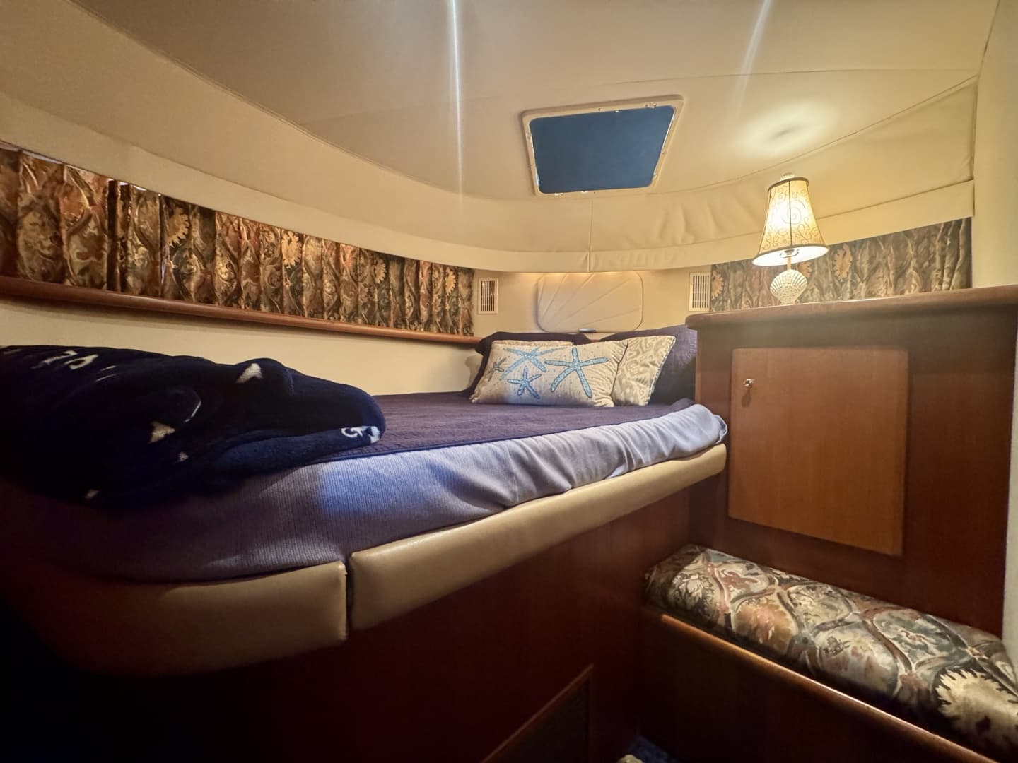 1997 Carver 445 Aft Cabin