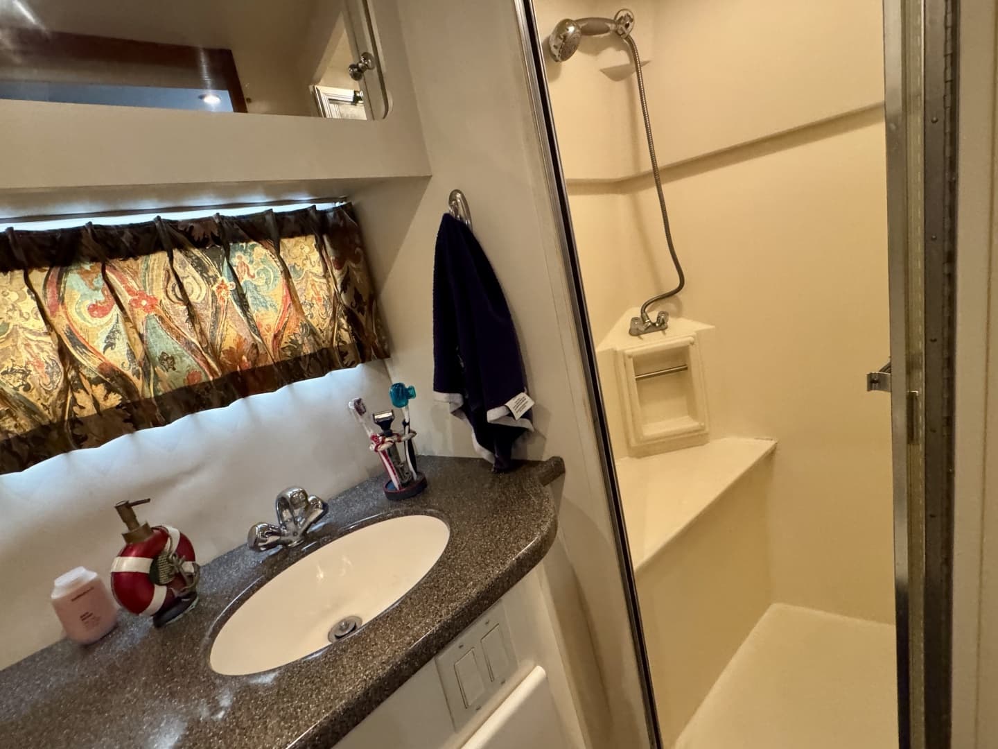 1997 Carver 445 Aft Cabin