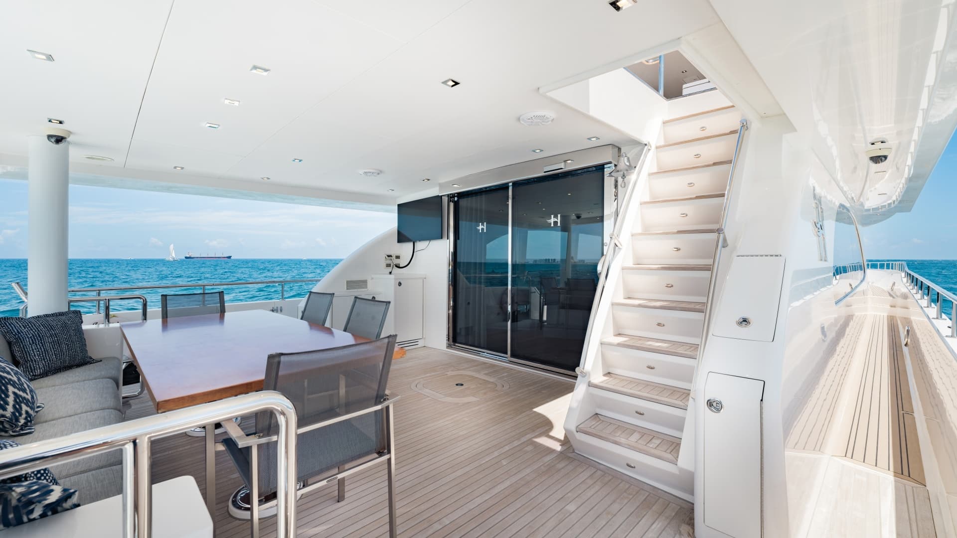 Aft deck to port