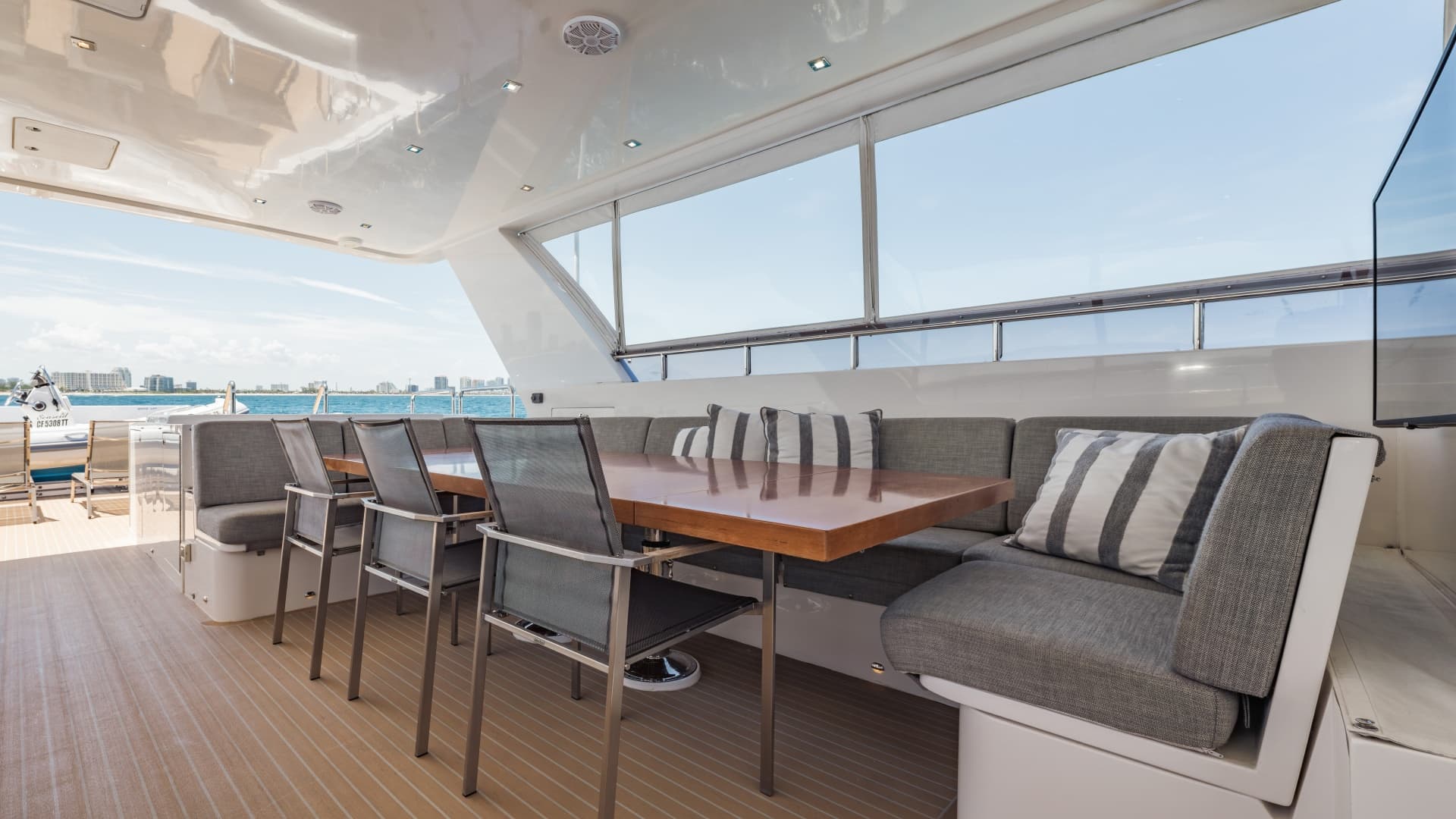 Flybridge dining