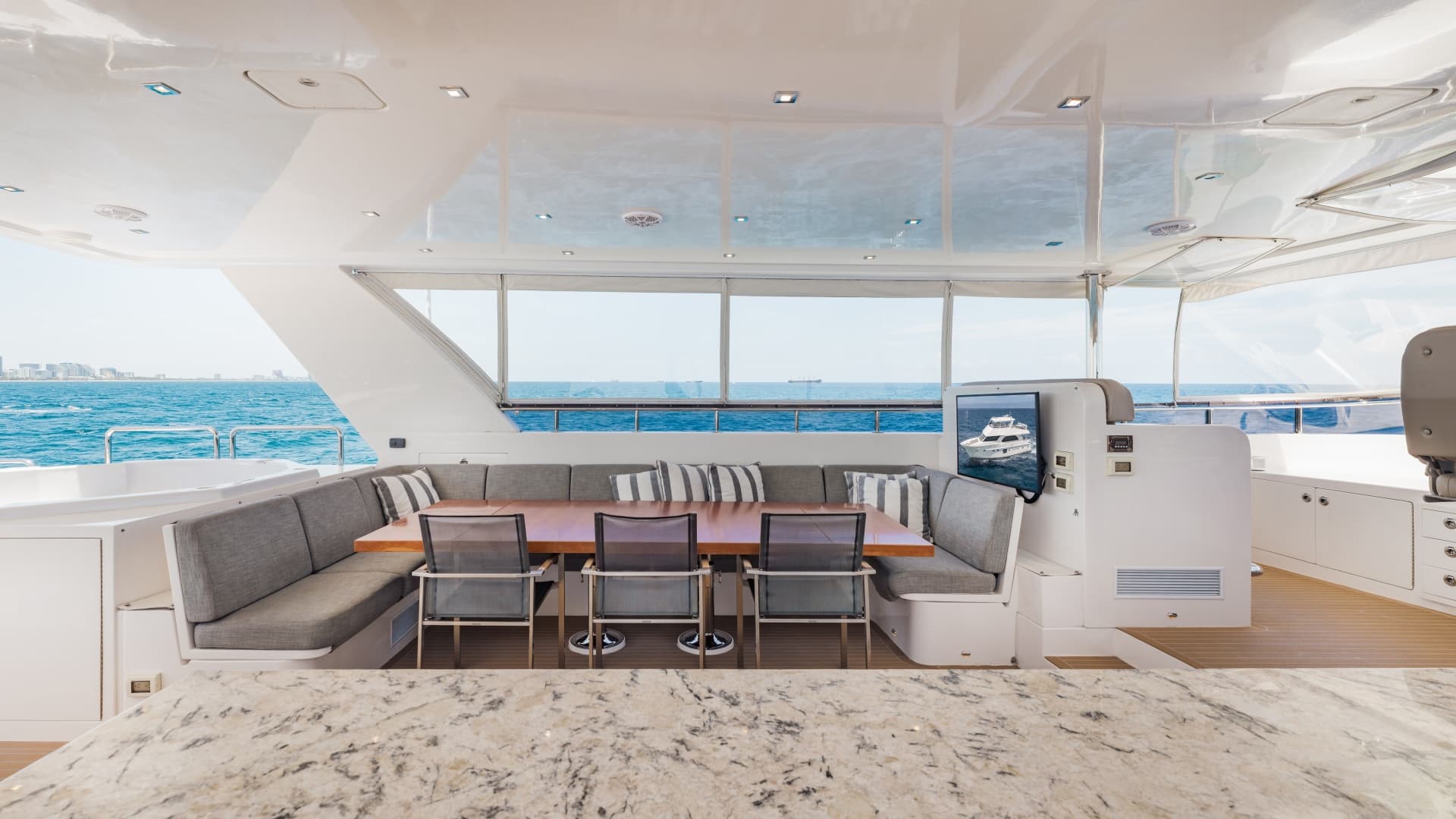 Port side flybridge dining