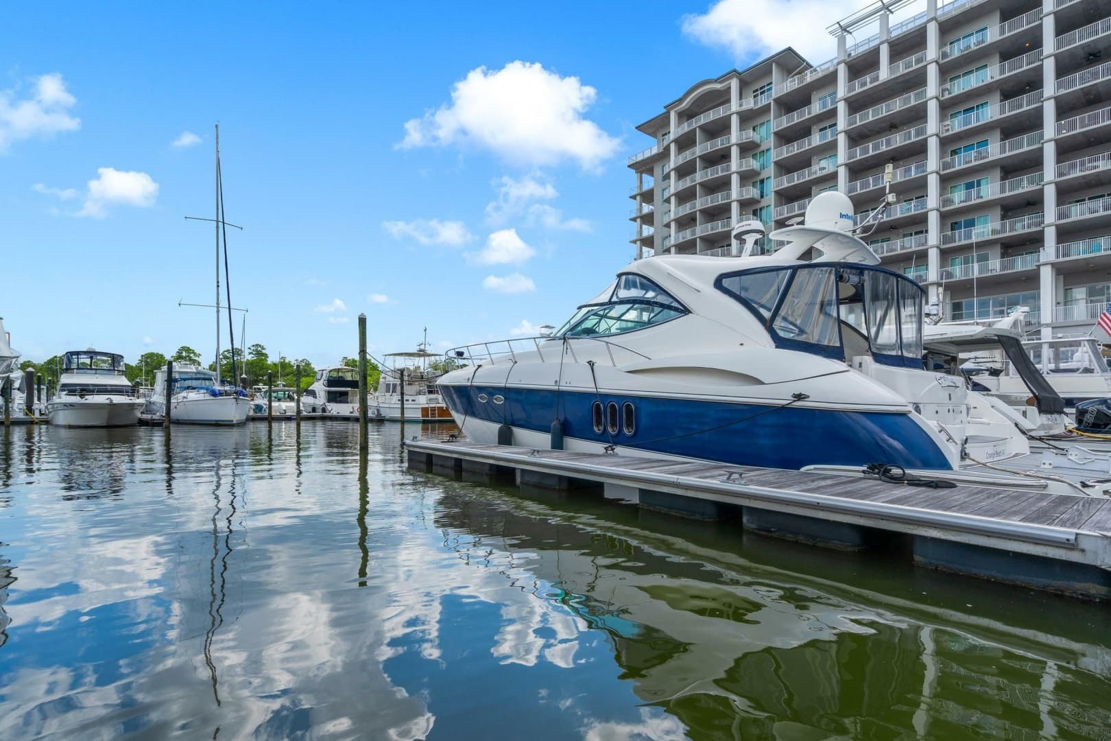 2005 Cruisers Yachts 520 Express