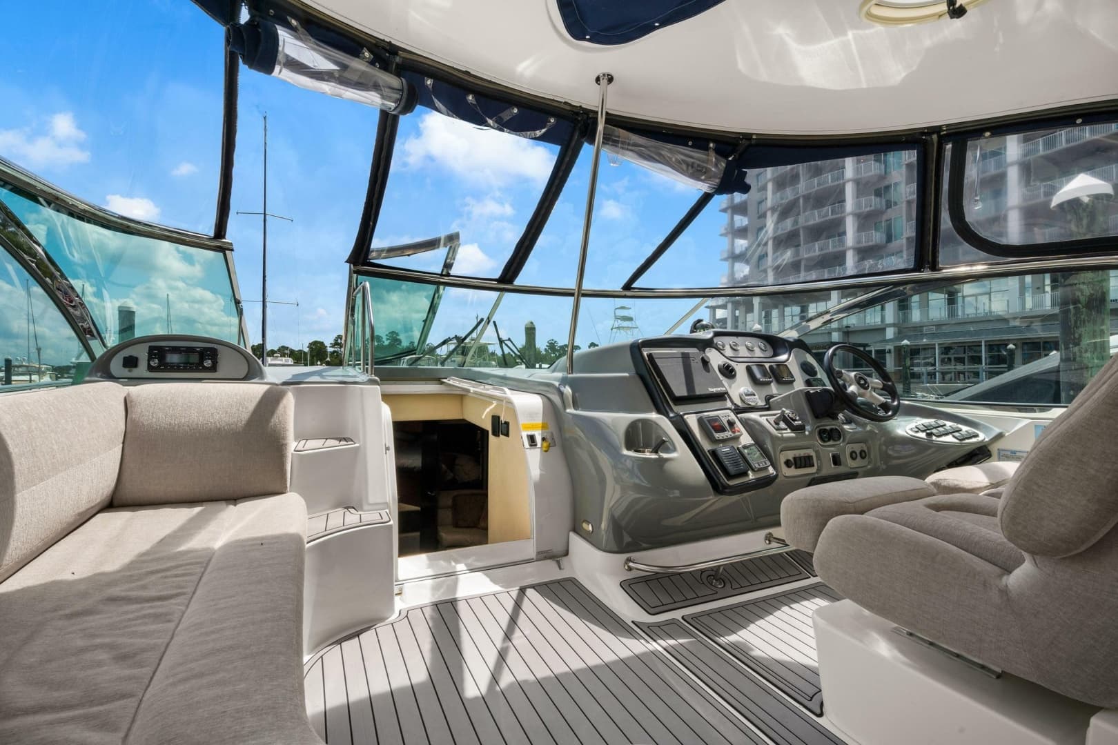 2005 Cruisers Yachts 520 Express