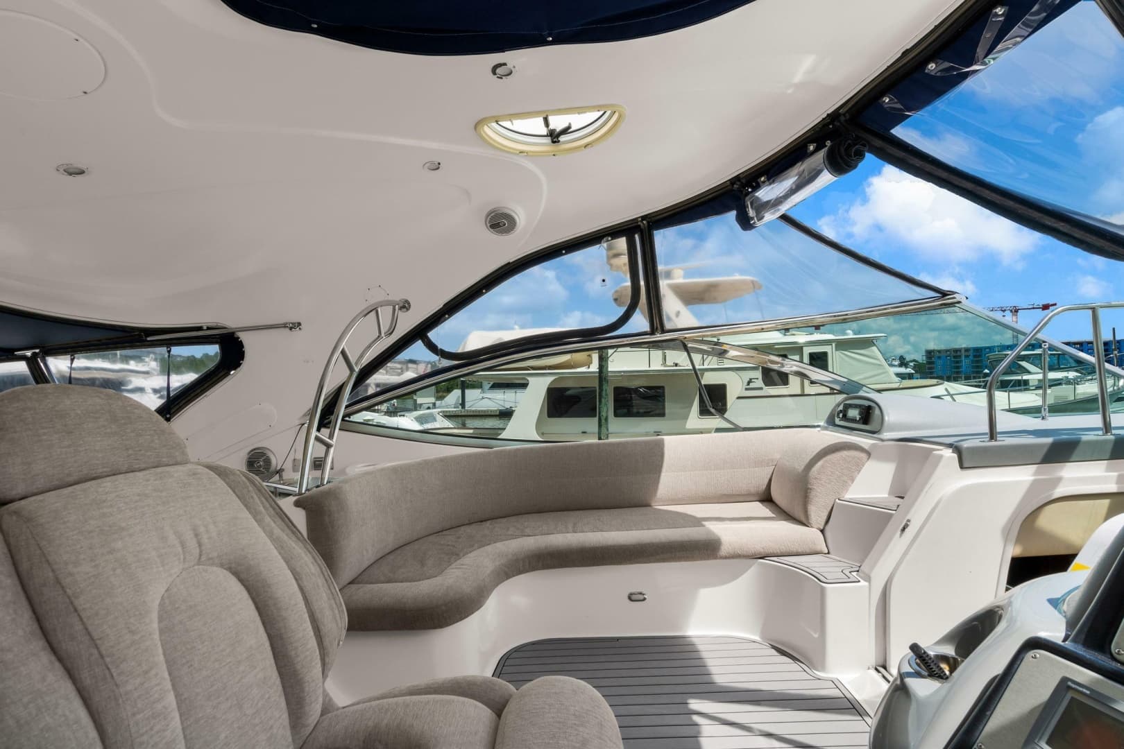 2005 Cruisers Yachts 520 Express