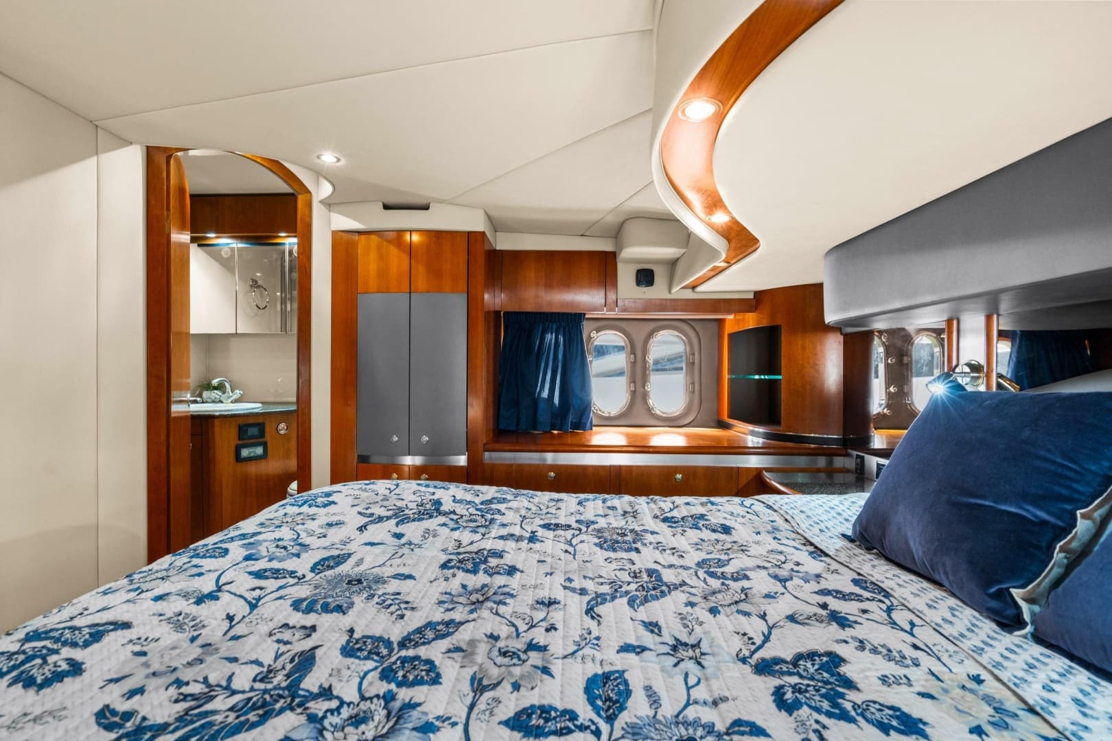 2005 Cruisers Yachts 520 Express