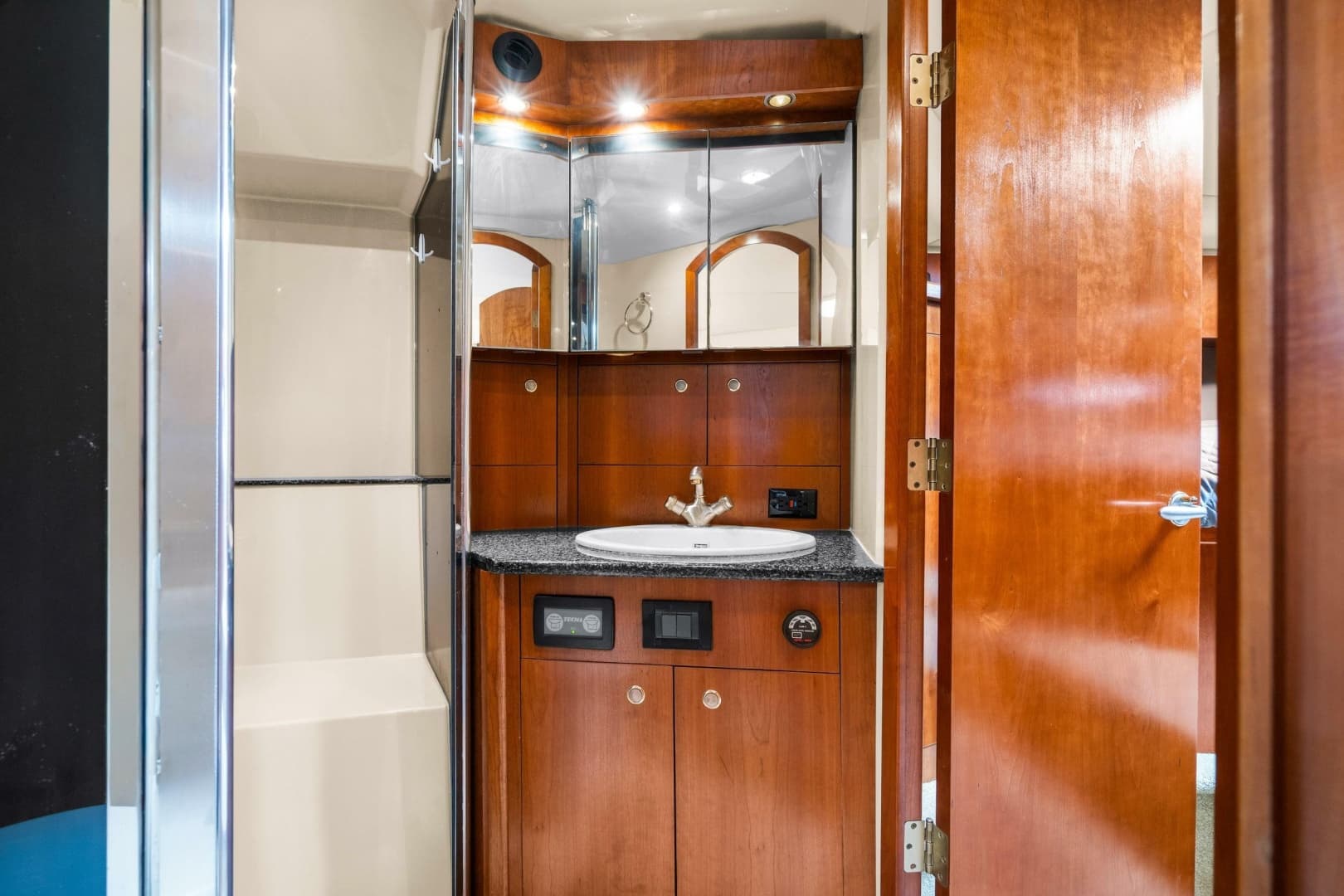 2005 Cruisers Yachts 520 Express