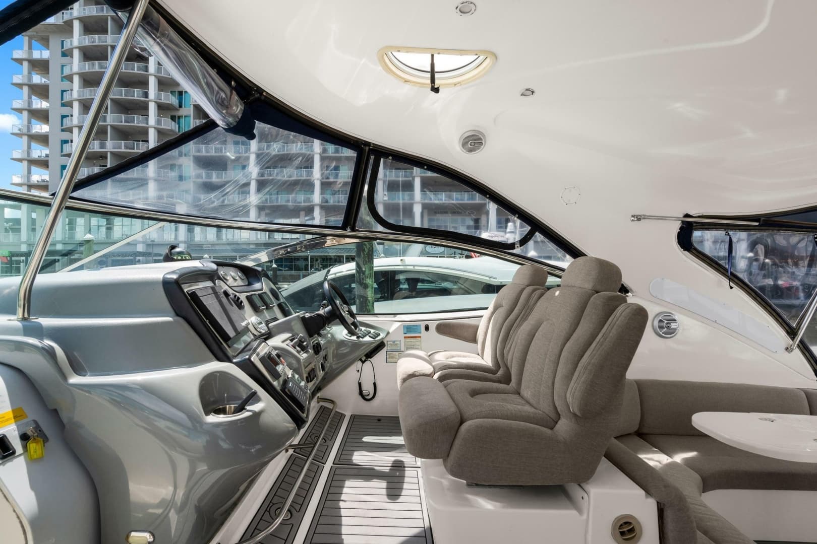 2005 Cruisers Yachts 520 Express