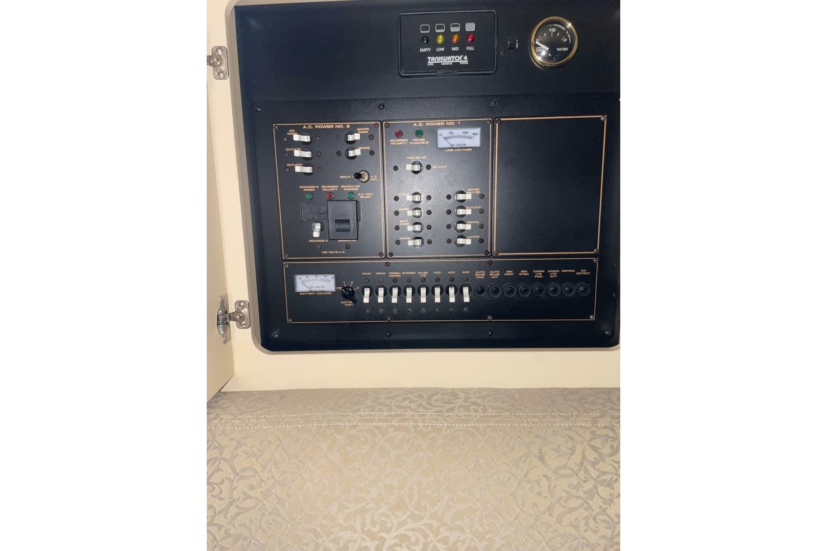 2002 Cruisers Yachts 3372 Express