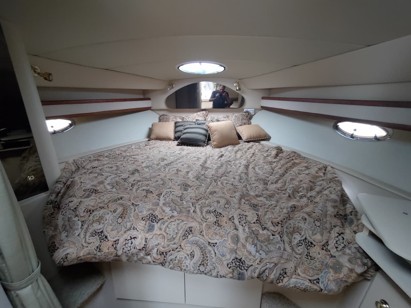 2002 Cruisers Yachts 3372 Express