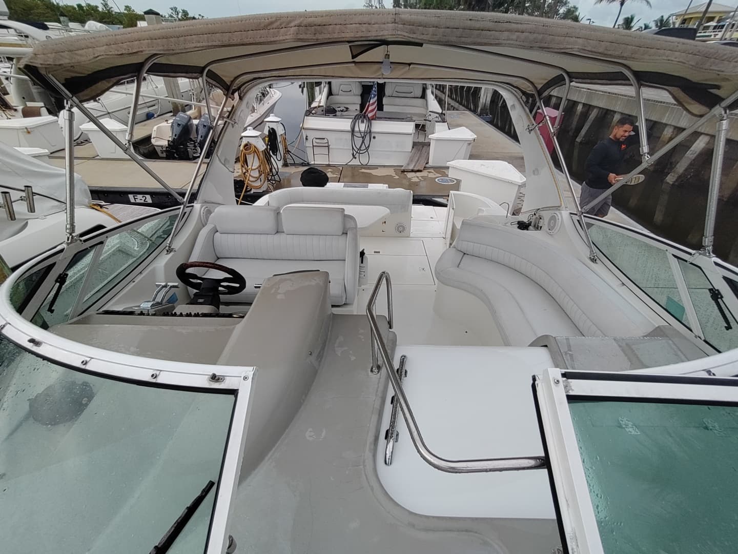 2002 Cruisers Yachts 3372 Express