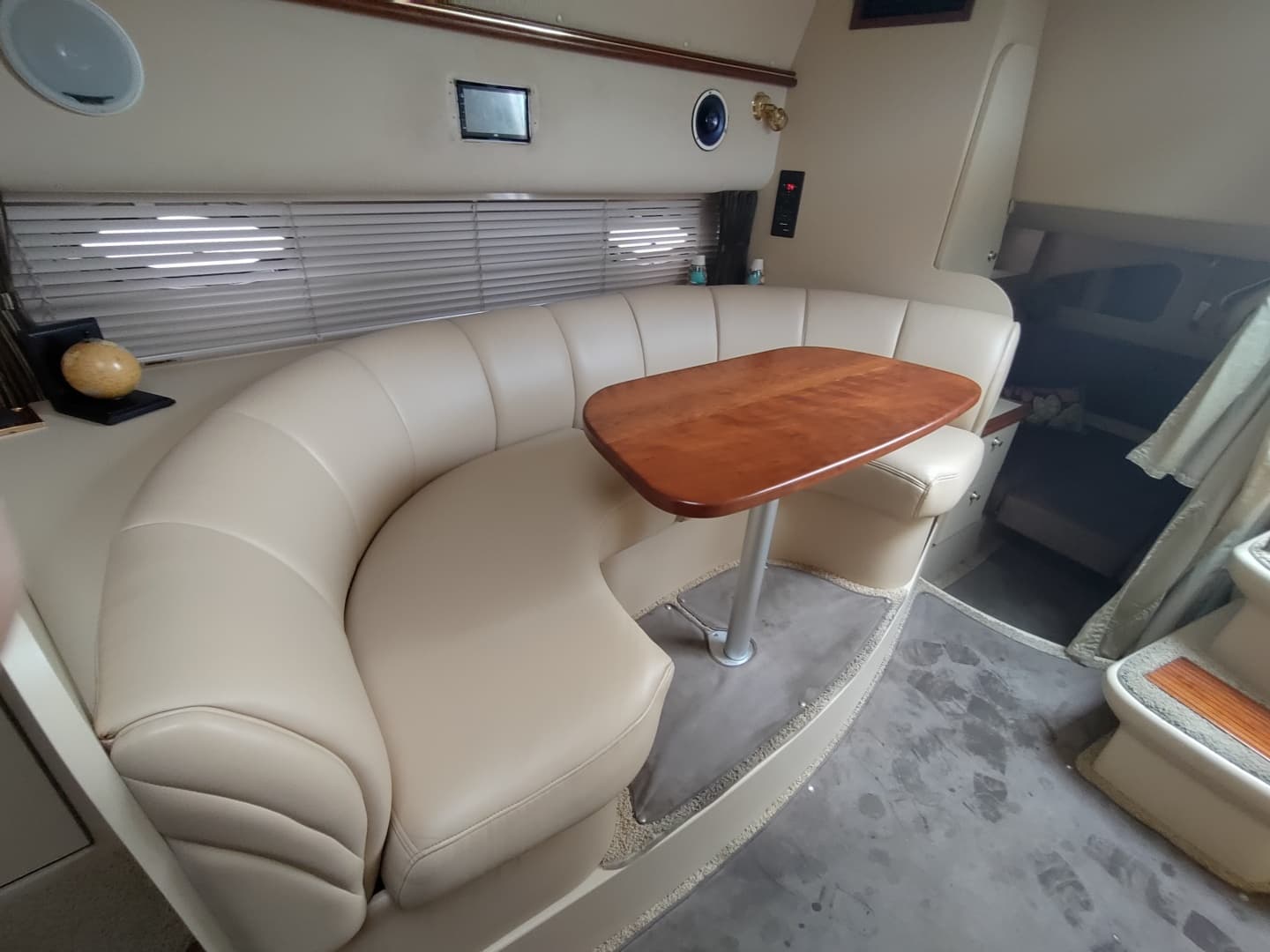 2002 Cruisers Yachts 3372 Express