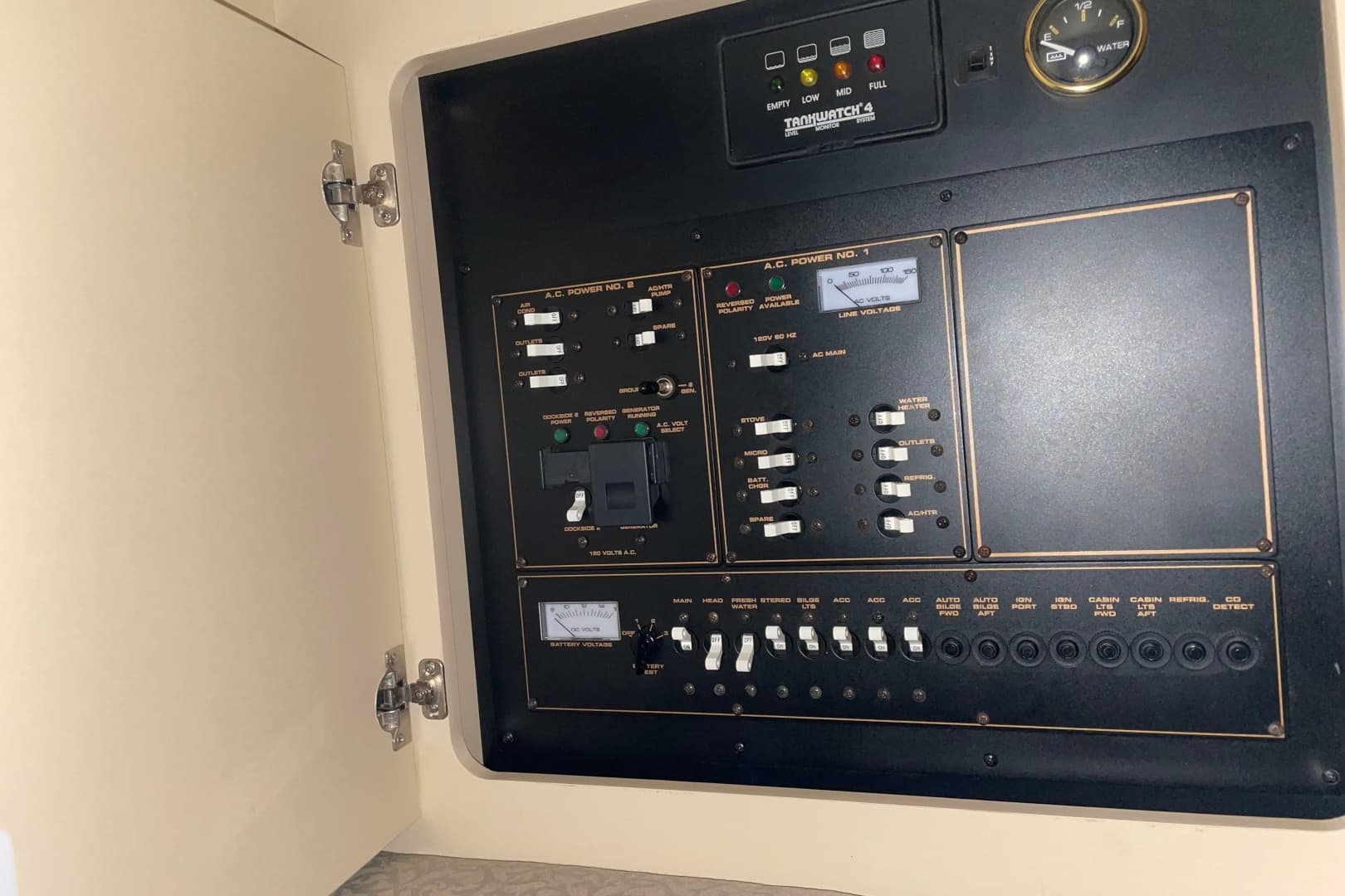 2002 Cruisers Yachts 3372 Express