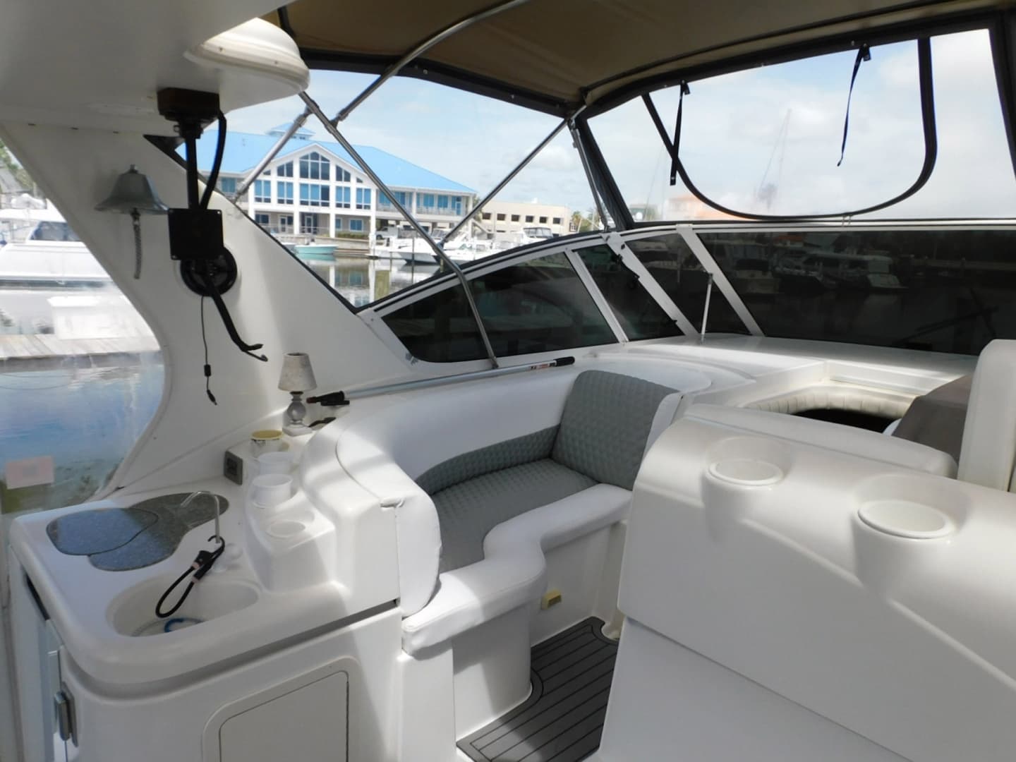 2001 Cruisers Yachts 4450 Express Motoryacht