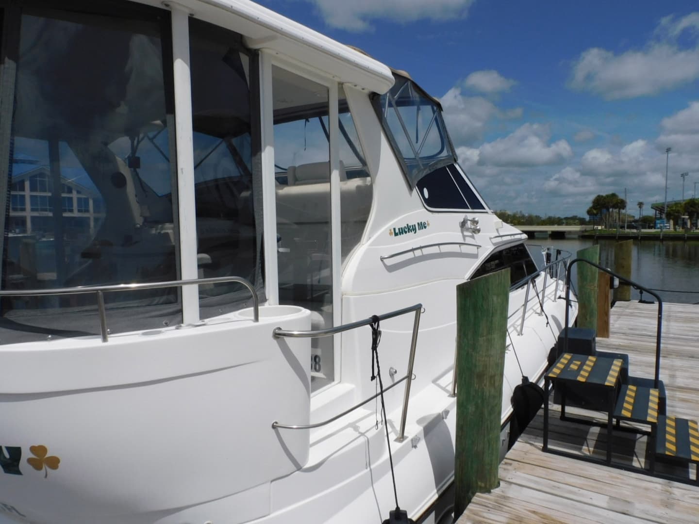 2001 Cruisers Yachts 4450 Express Motoryacht