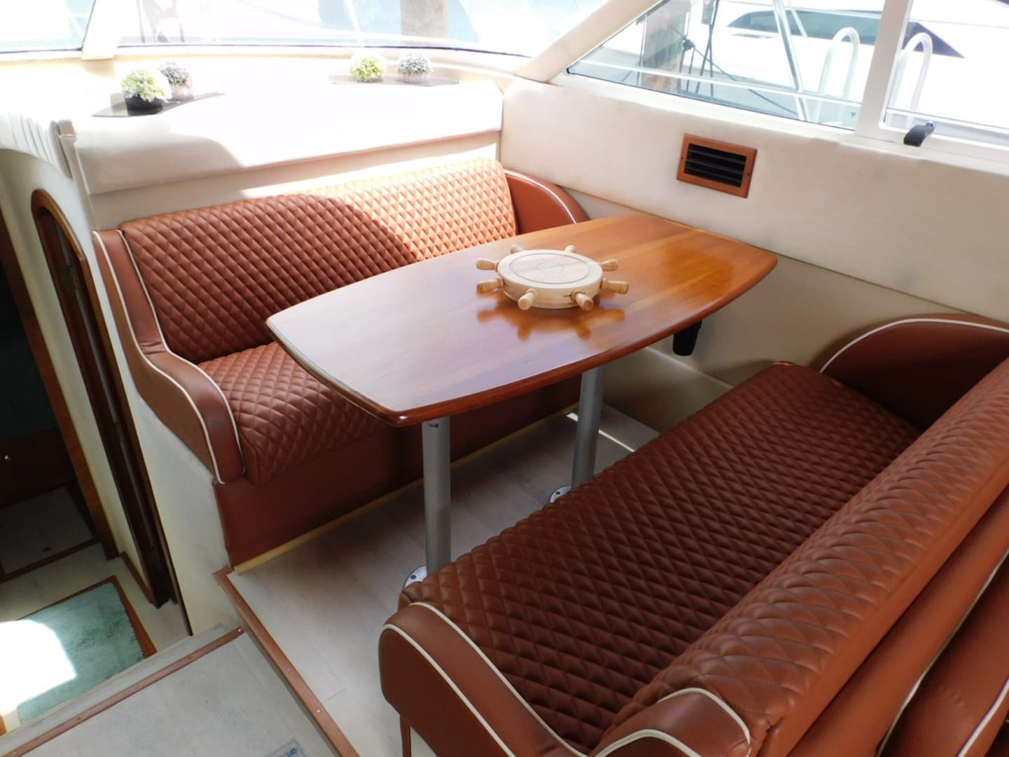 2001 Cruisers Yachts 4450 Express Motoryacht