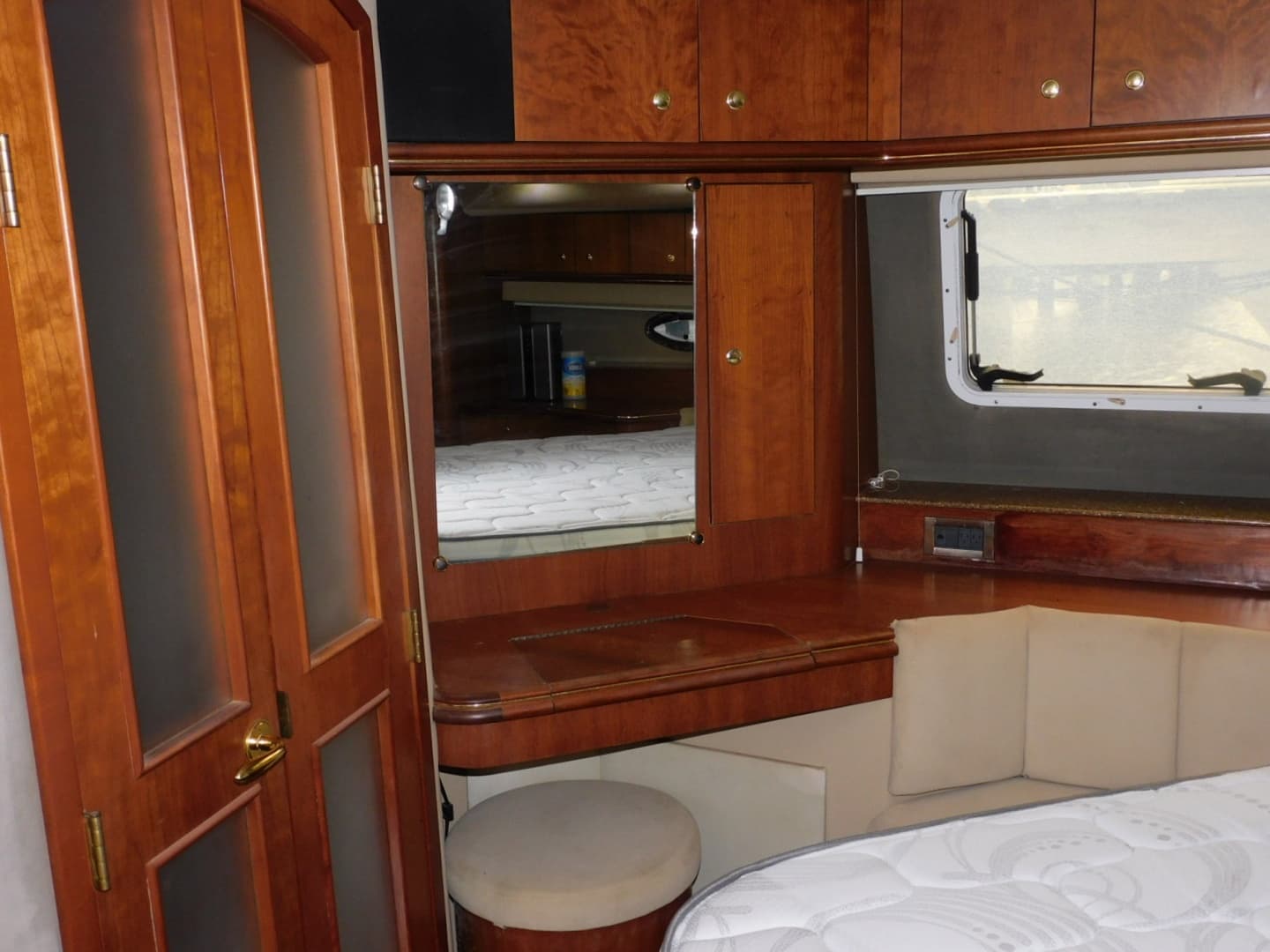 2001 Cruisers Yachts 4450 Express Motoryacht