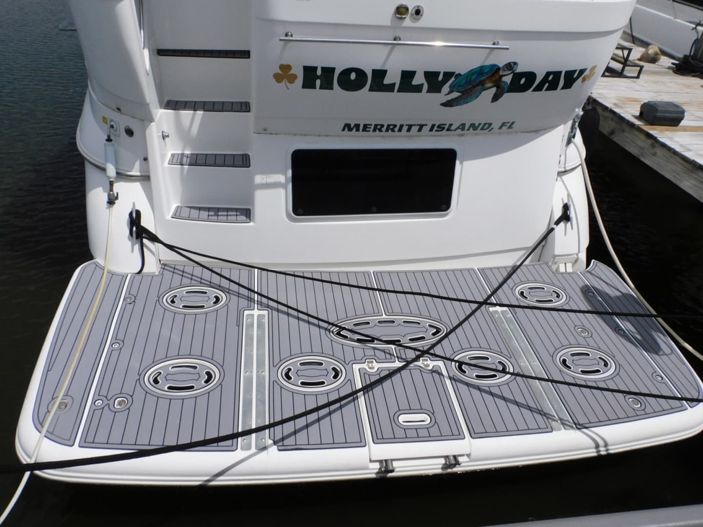 2001 Cruisers Yachts 4450 Express Motoryacht