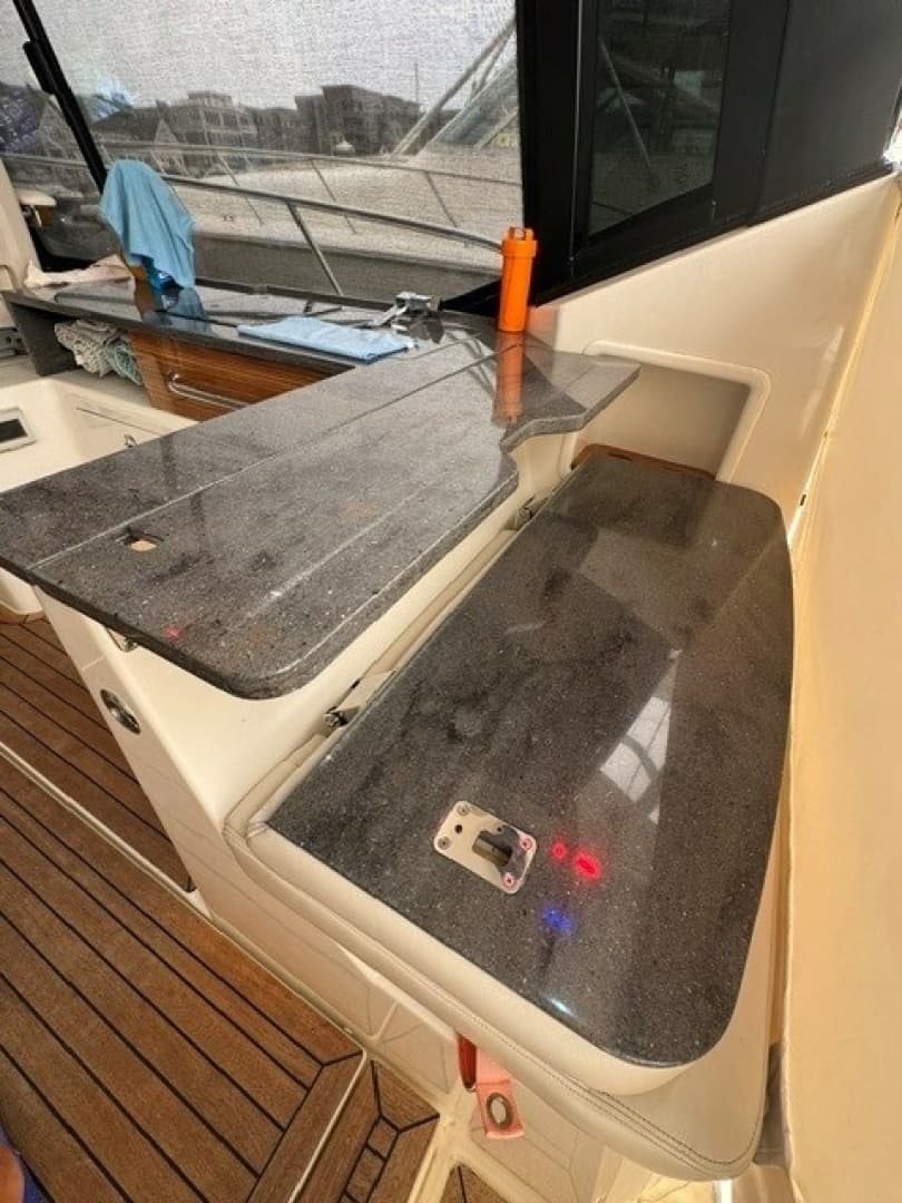 2021 Boston Whaler 405 Conques