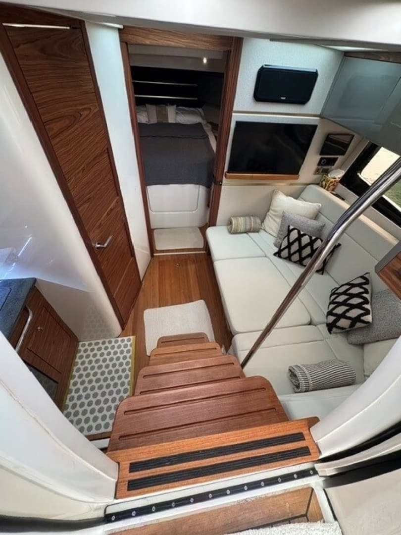 2021 Boston Whaler 405 Conques