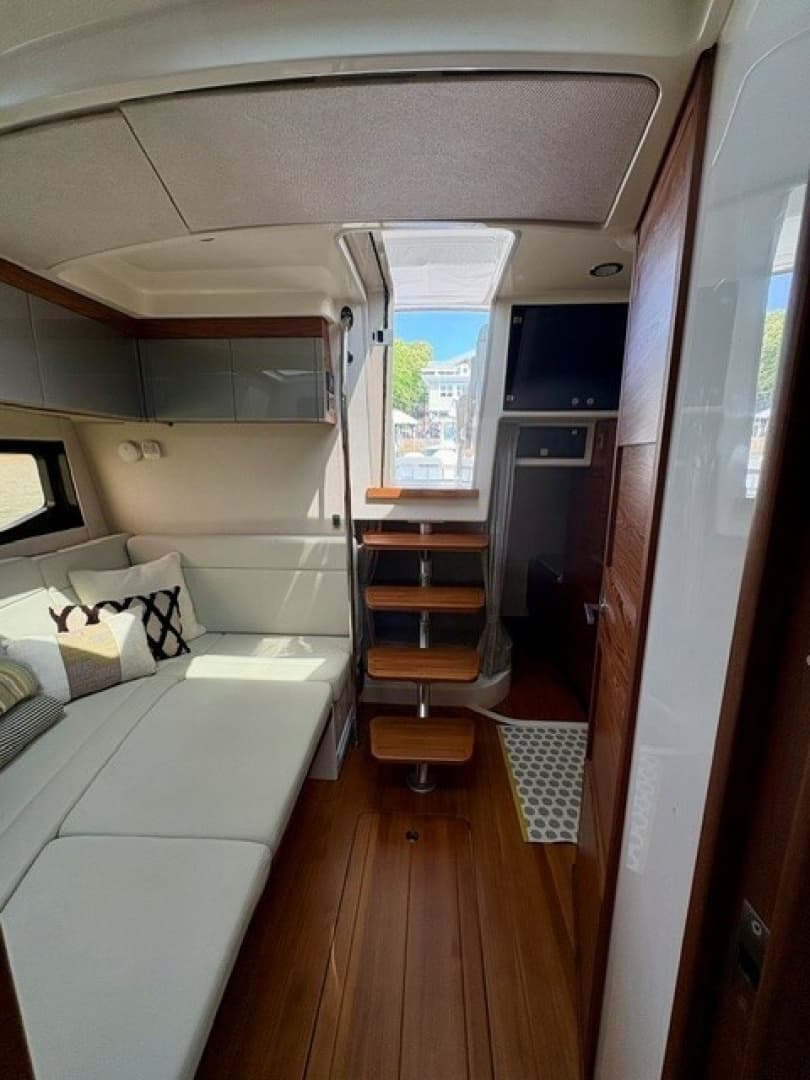 2021 Boston Whaler 405 Conquest