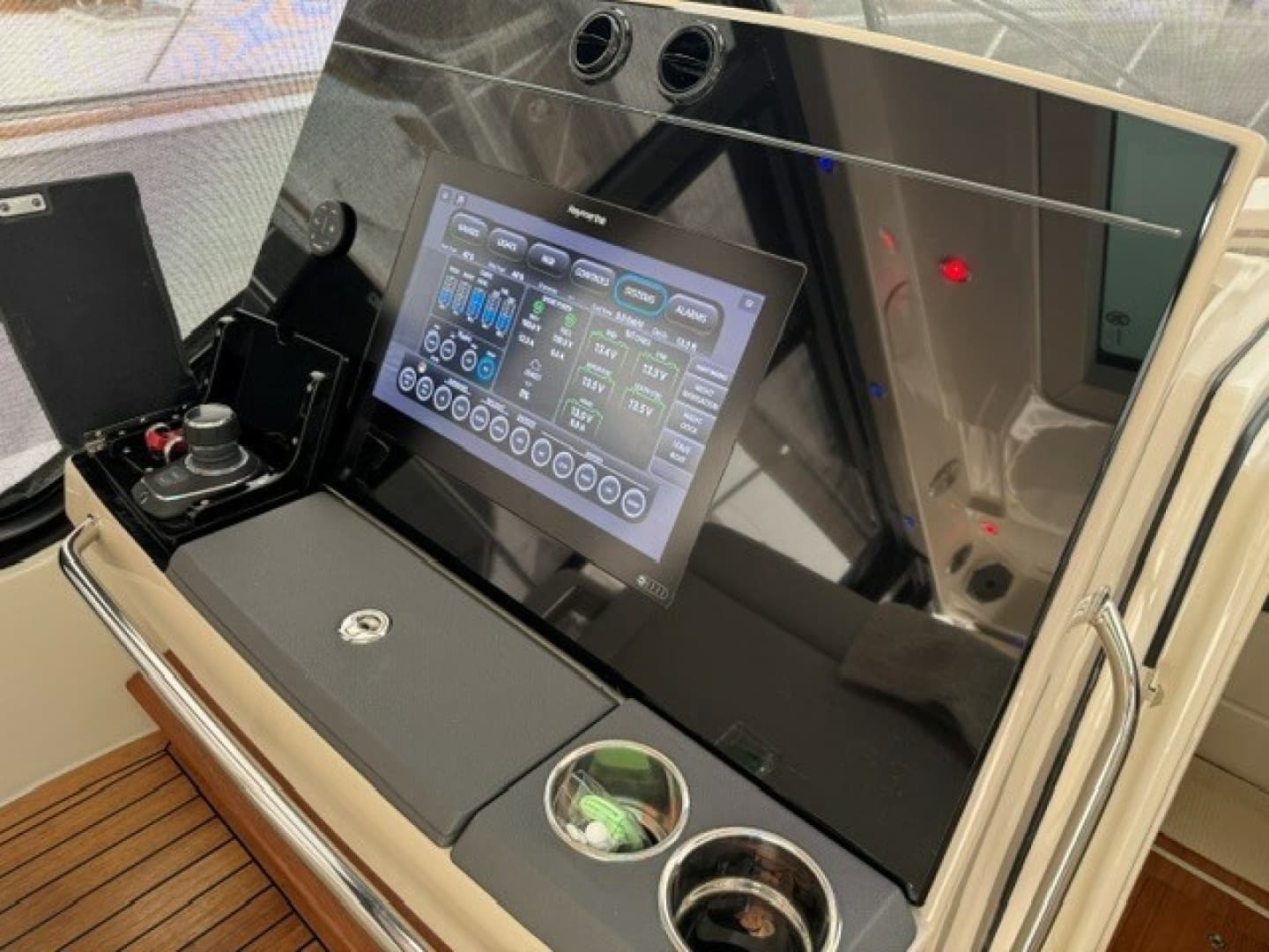 2021 Boston Whaler 405 Conques