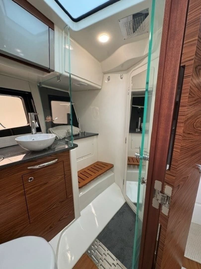 2021 Boston Whaler 405 Conques