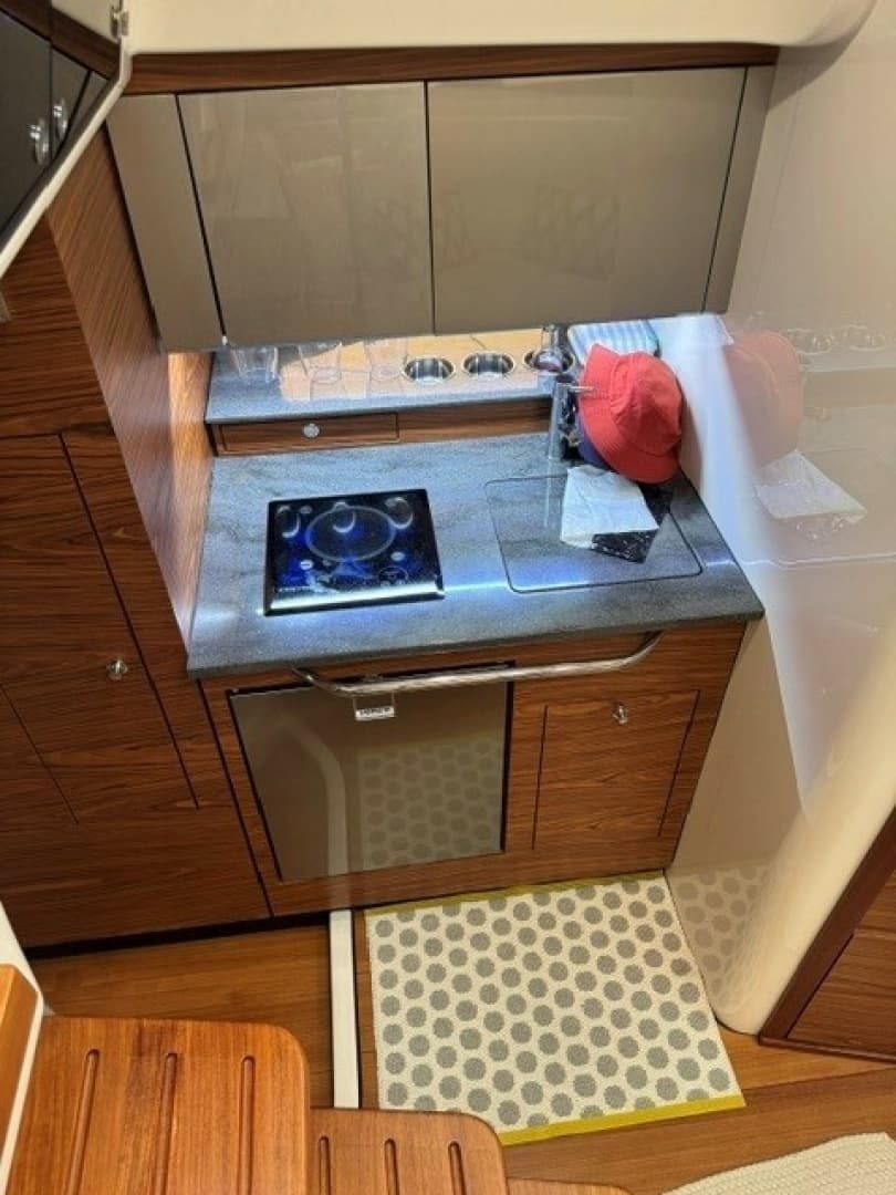 2021 Boston Whaler 405 Conques