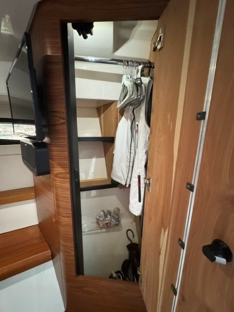 2021 Boston Whaler 405 Conques