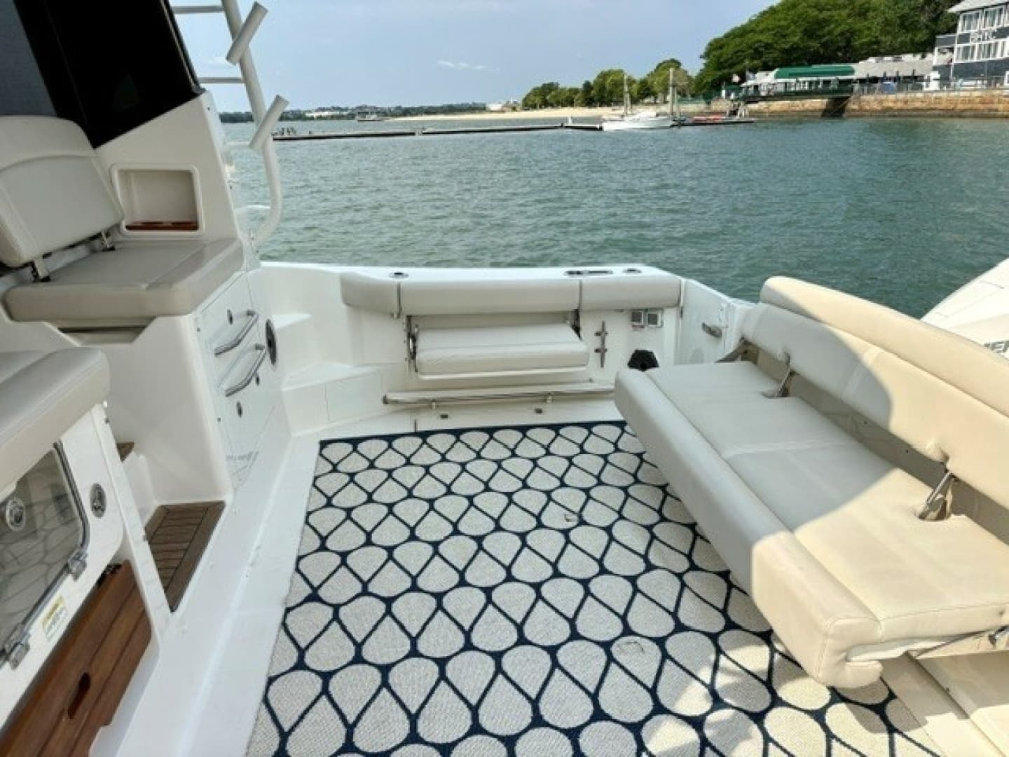 2021 Boston Whaler 405 Conquest
