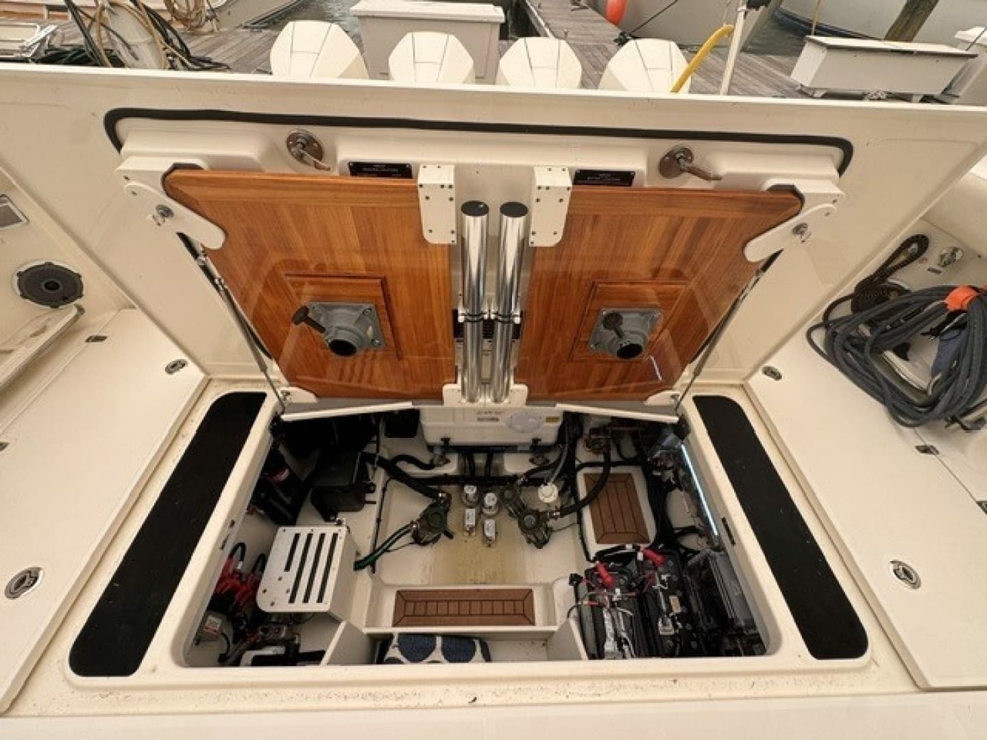 2021 Boston Whaler 405 Conques
