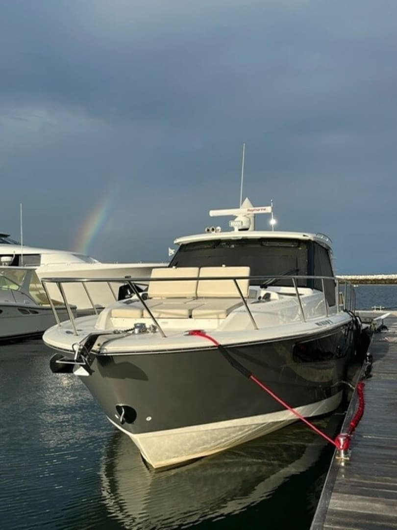 2021 Boston Whaler 405 Conques