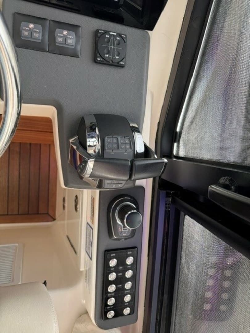 2021 Boston Whaler 405 Conques