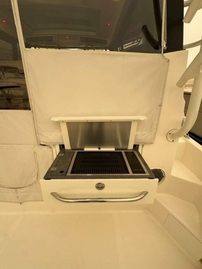 2021 Boston Whaler 405 Conques