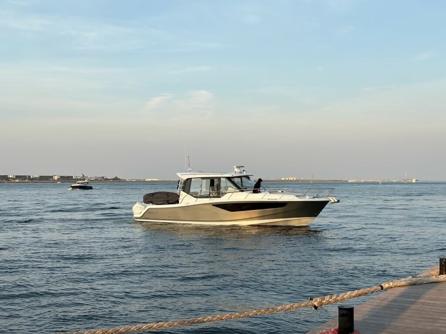2021 Boston Whaler 405 Conques