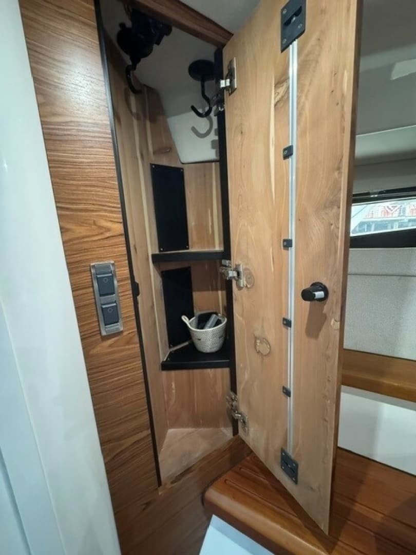 2021 Boston Whaler 405 Conques