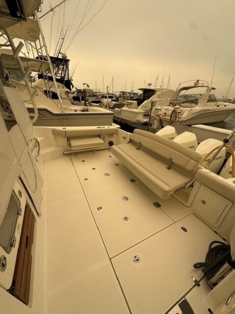 2021 Boston Whaler 405 Conques