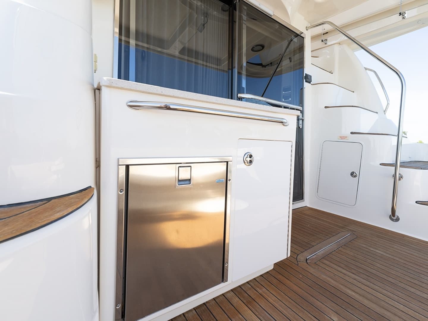 Cockpit refrigerator