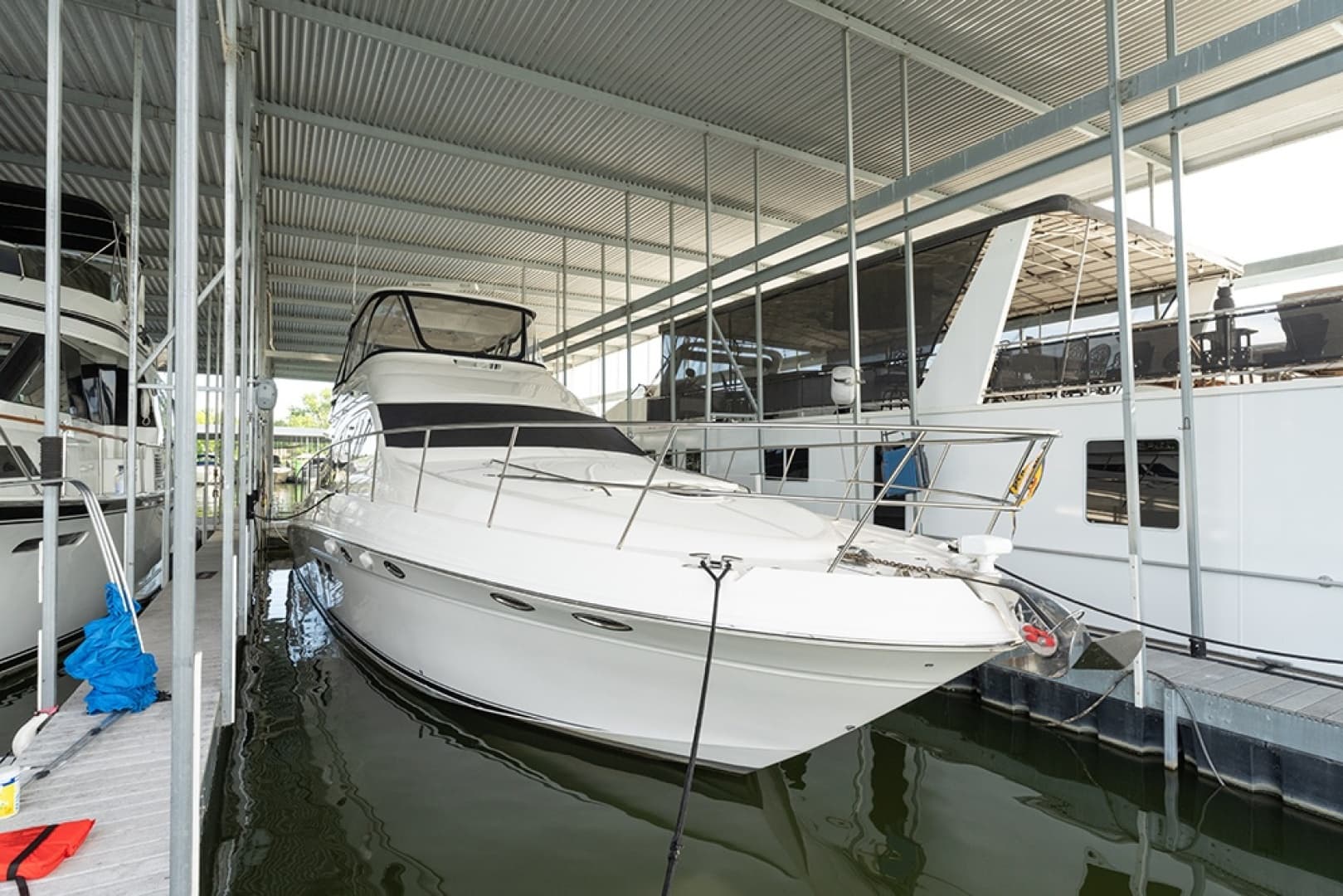 Stbd bow profile (in slip)