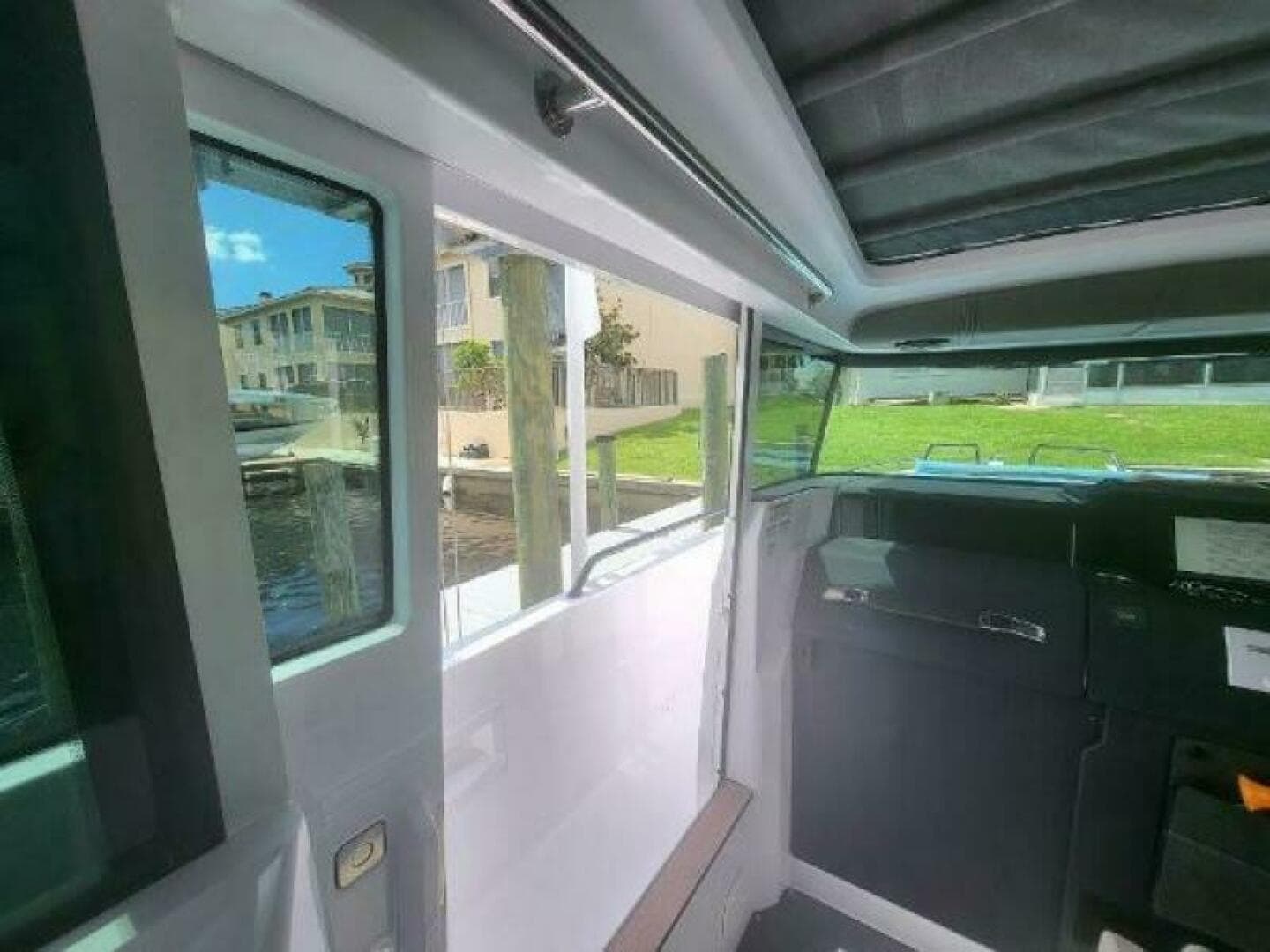 2024 Axopar 37 XC CROSS CABIN
