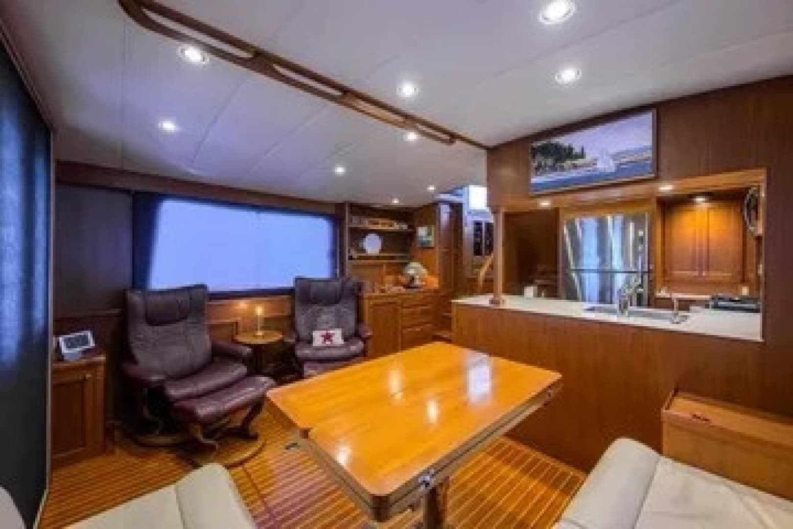 Salon looking to port and forward