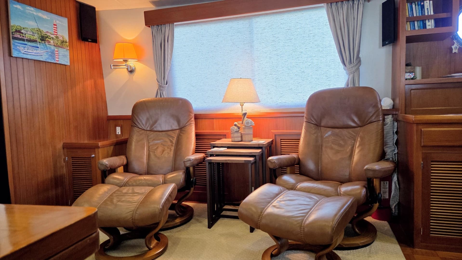 Salon Looking to Port