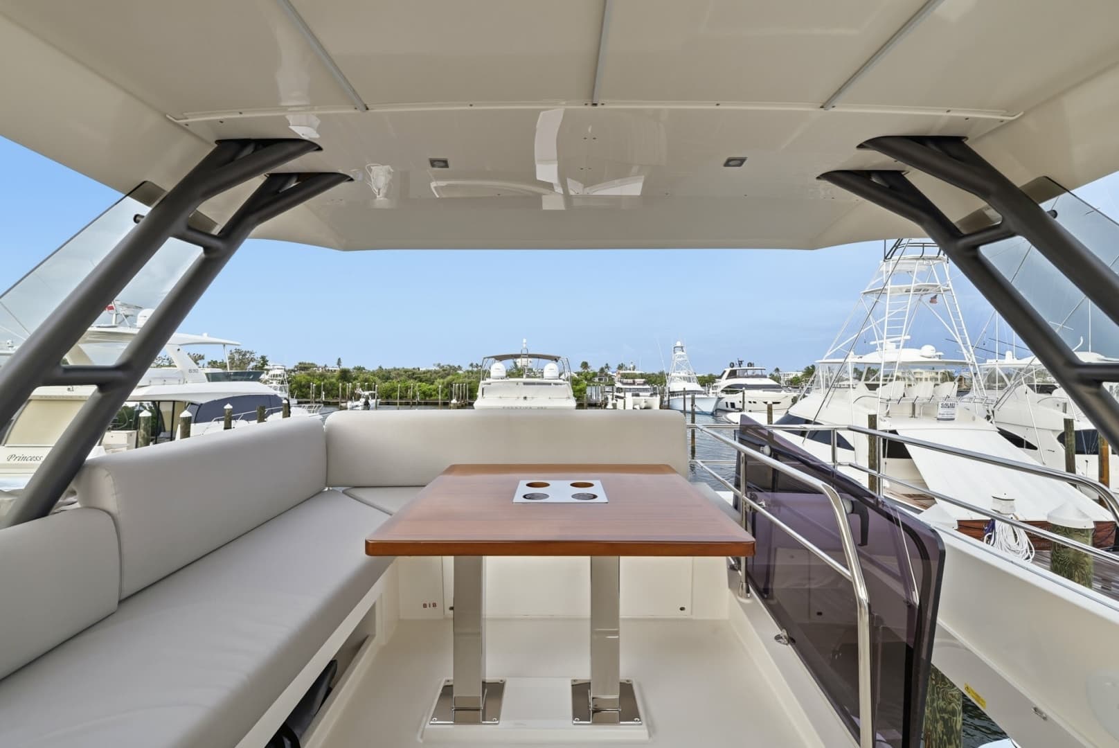 2023 Prestige 520 Fly