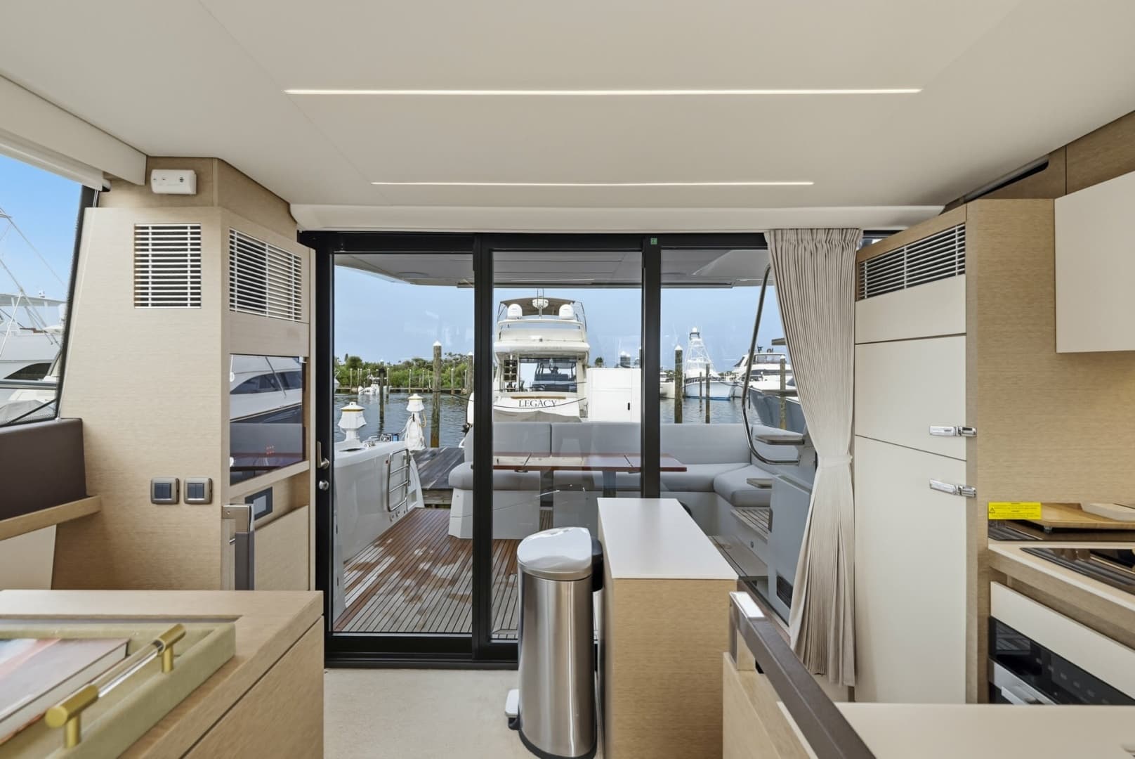 2023 Prestige 520 Fly